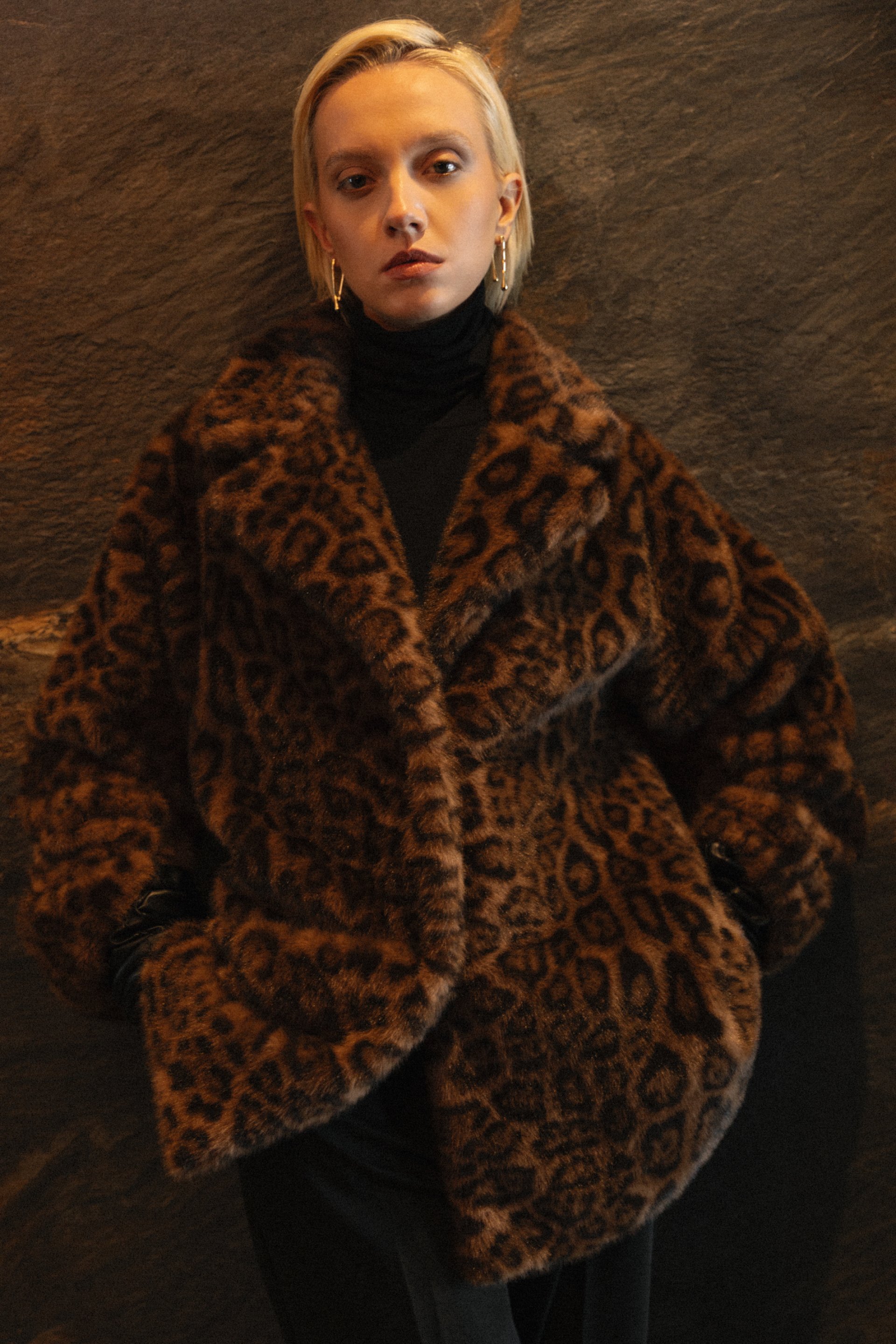 BUNDA OD VEŠTAČKOG KRZNA SA LEOPARD DEZENOM – PS Fashion, BUNDA OD VEŠTAČKOG KRZNA SA LEOPARD DEZENOM