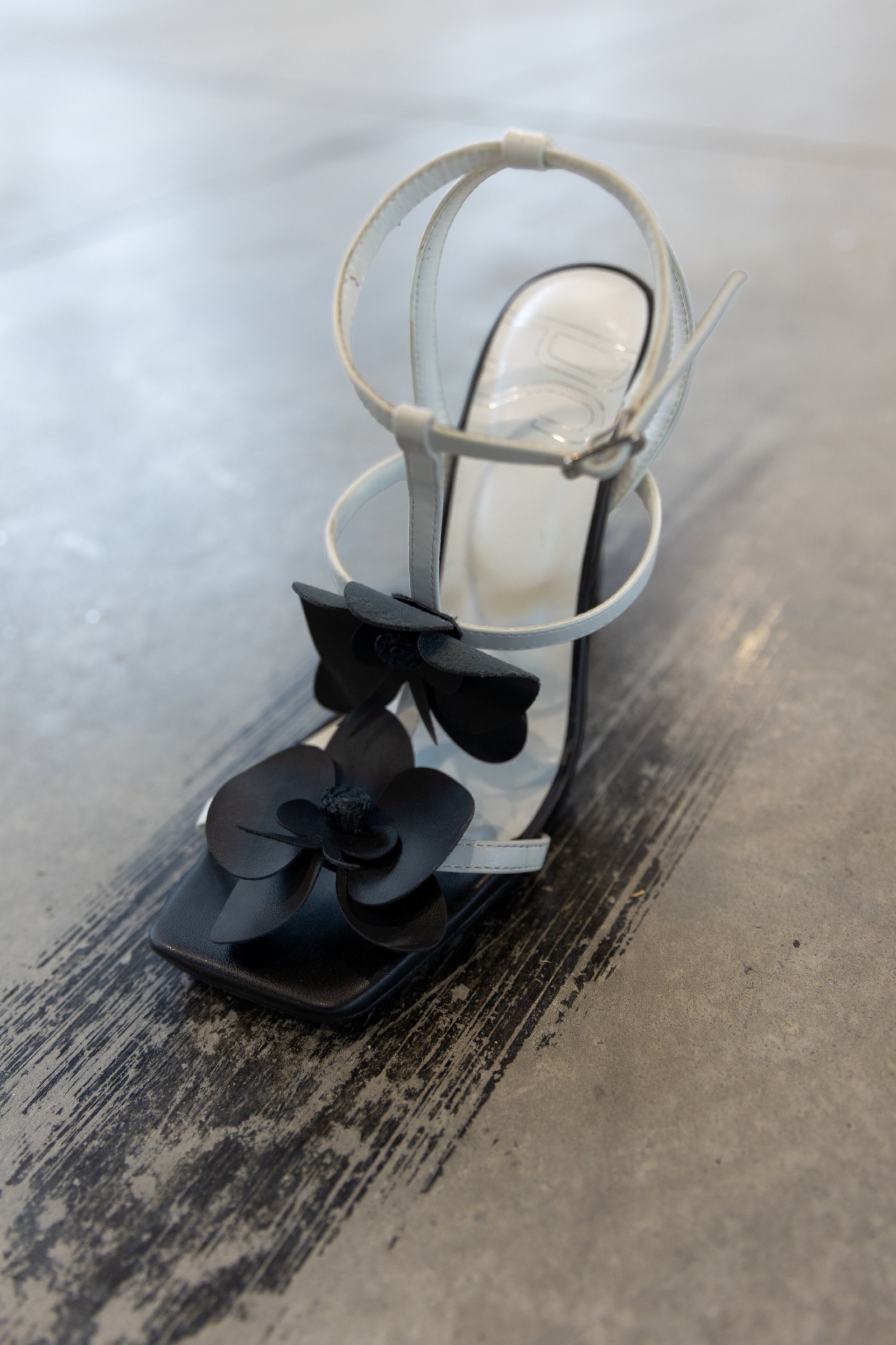 SANDALE SA KONTRASNIM CVETOVIMA – PS Fashion, SANDALE SA KONTRASNIM CVETOVIMA