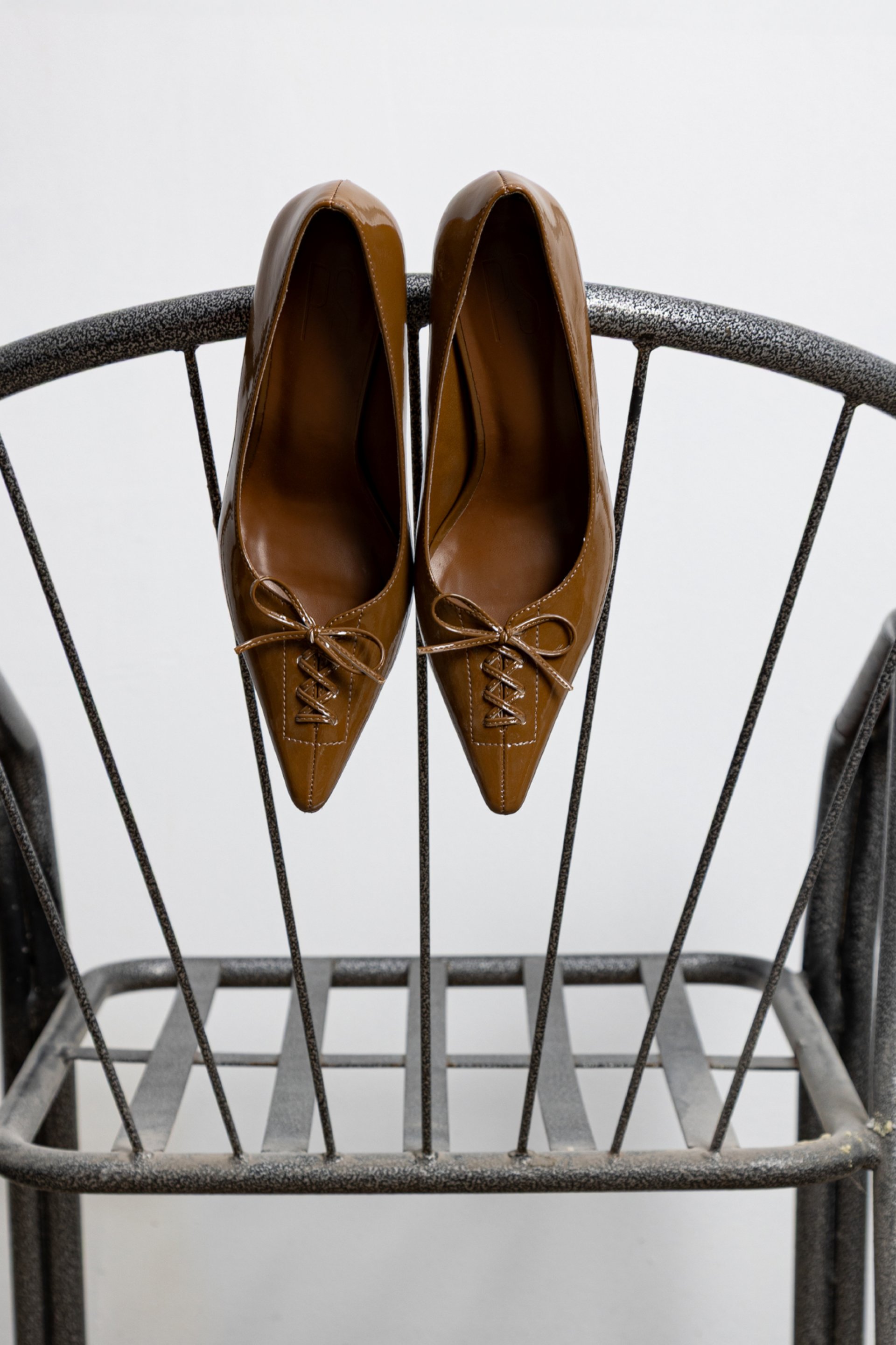 ŠPICASTE LAKOVANE SALONKE SA PERTLICAMA – PS Fashion, ŠPICASTE LAKOVANE SALONKE SA PERTLICAMA