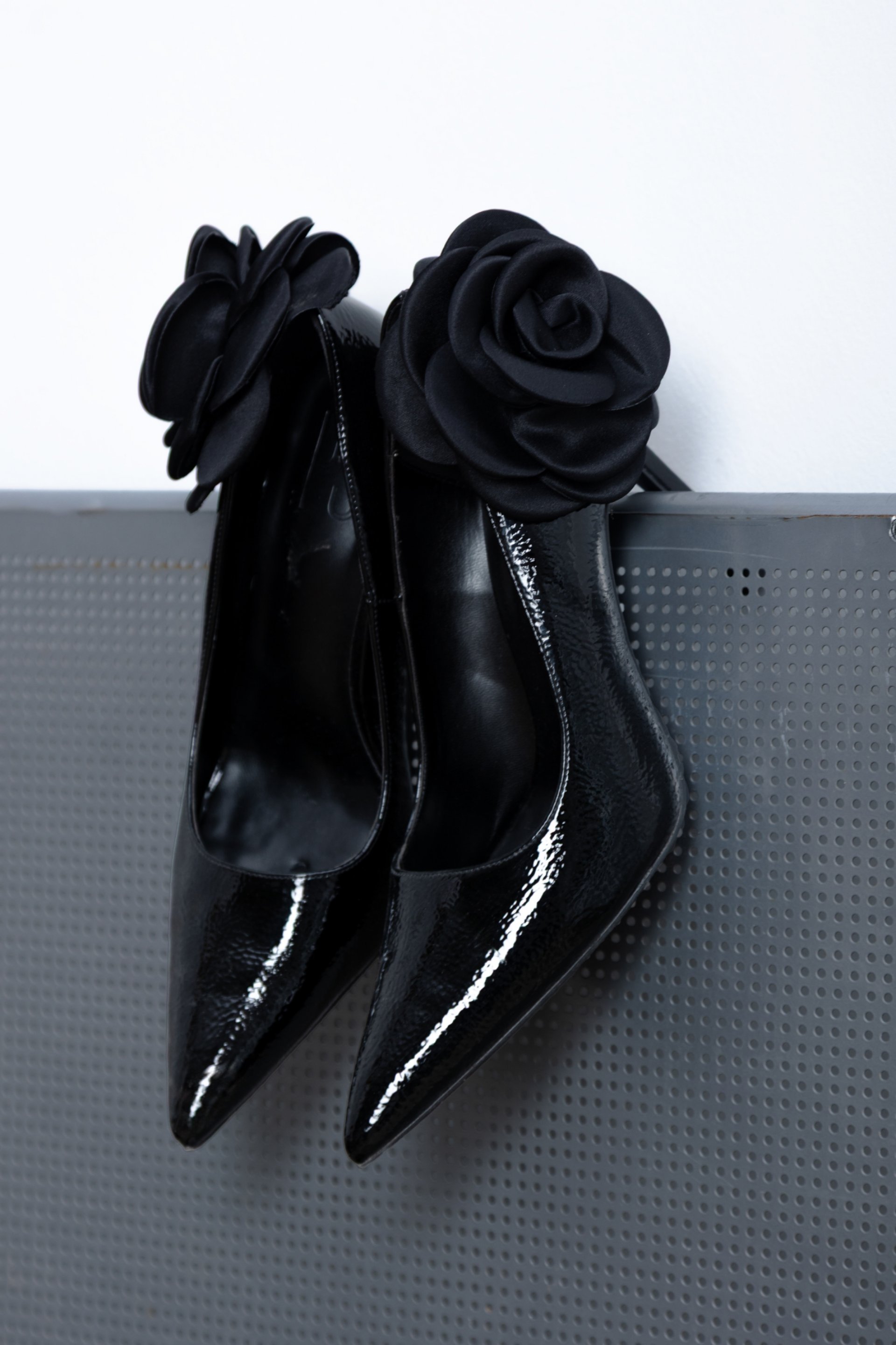 CRNE LAKOVANE SALONKE SA CVETNIM DETALJEM – PS Fashion, CRNE LAKOVANE SALONKE SA CVETNIM DETALJEM