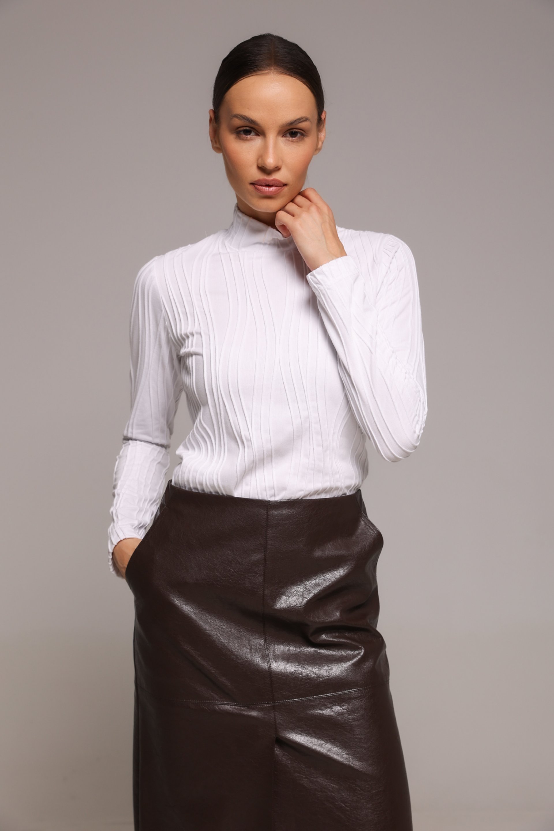 BELA ROLKA SA RELJEFNOM TEKSTUROM – PS Fashion, BELA ROLKA SA RELJEFNOM TEKSTUROM