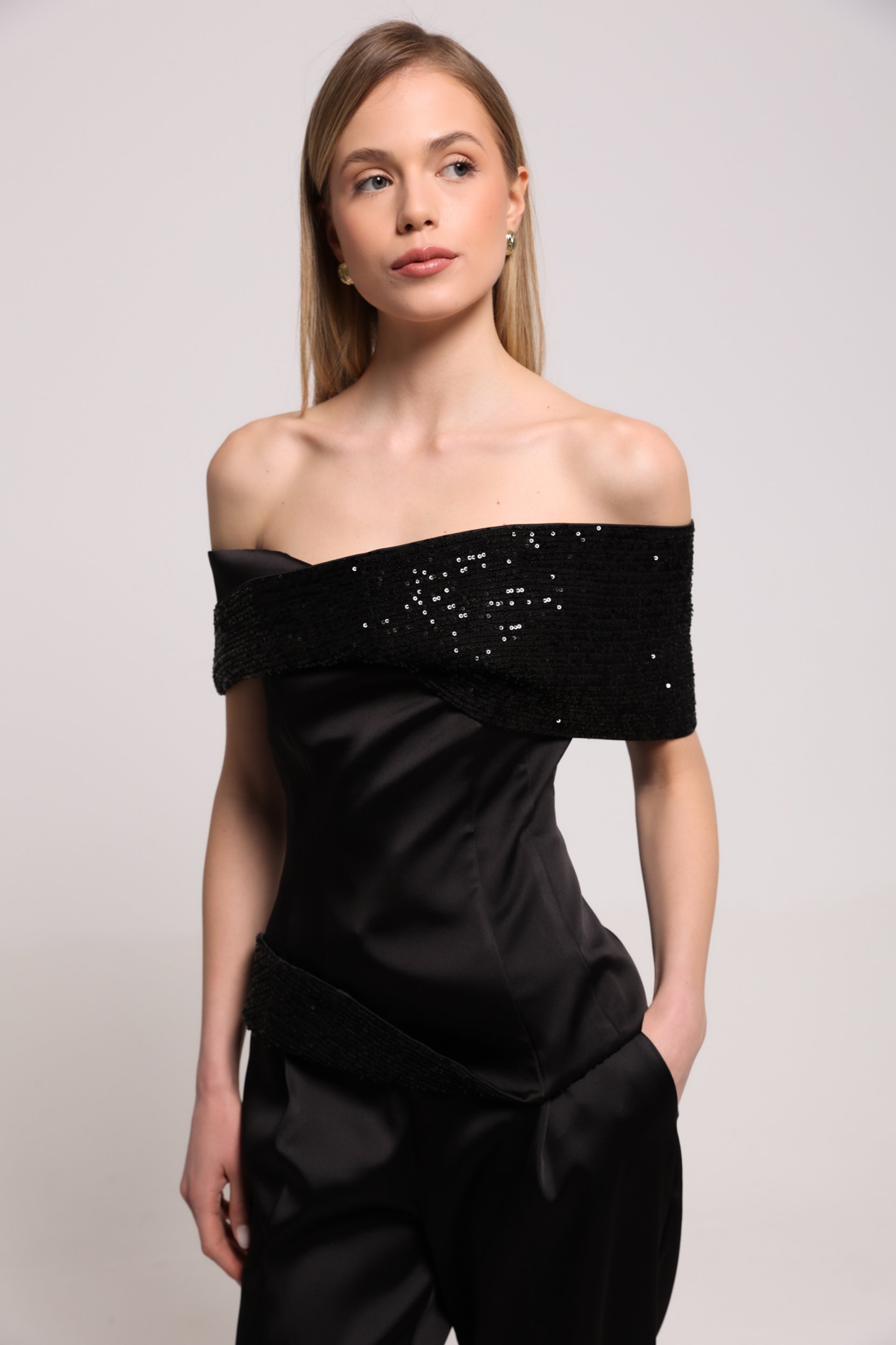 ASIMETRIČNI CRNI TOP SA ŠLJOKICAMA – PS Fashion, ASIMETRIČNI CRNI TOP SA ŠLJOKICAMA