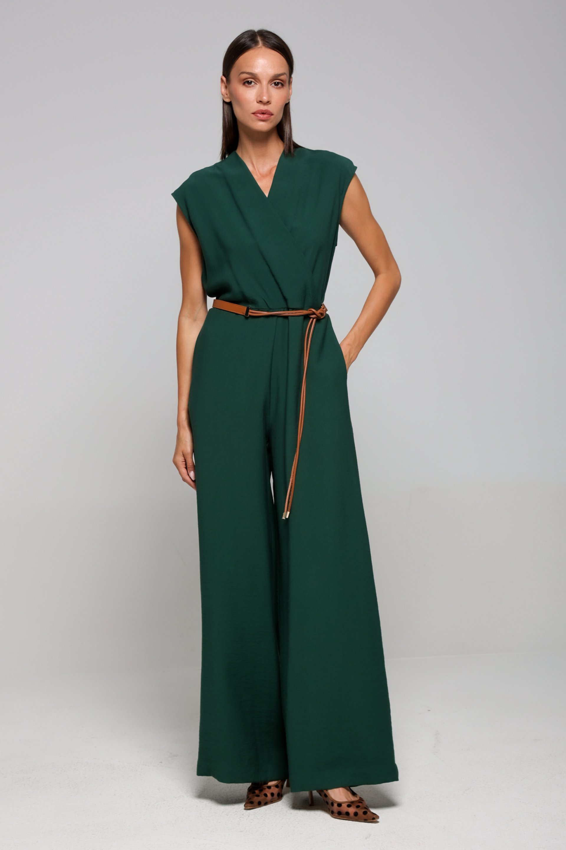 KOMBINEZON SA V IZREZOM – PS Fashion, KOMBINEZON SA V IZREZOM