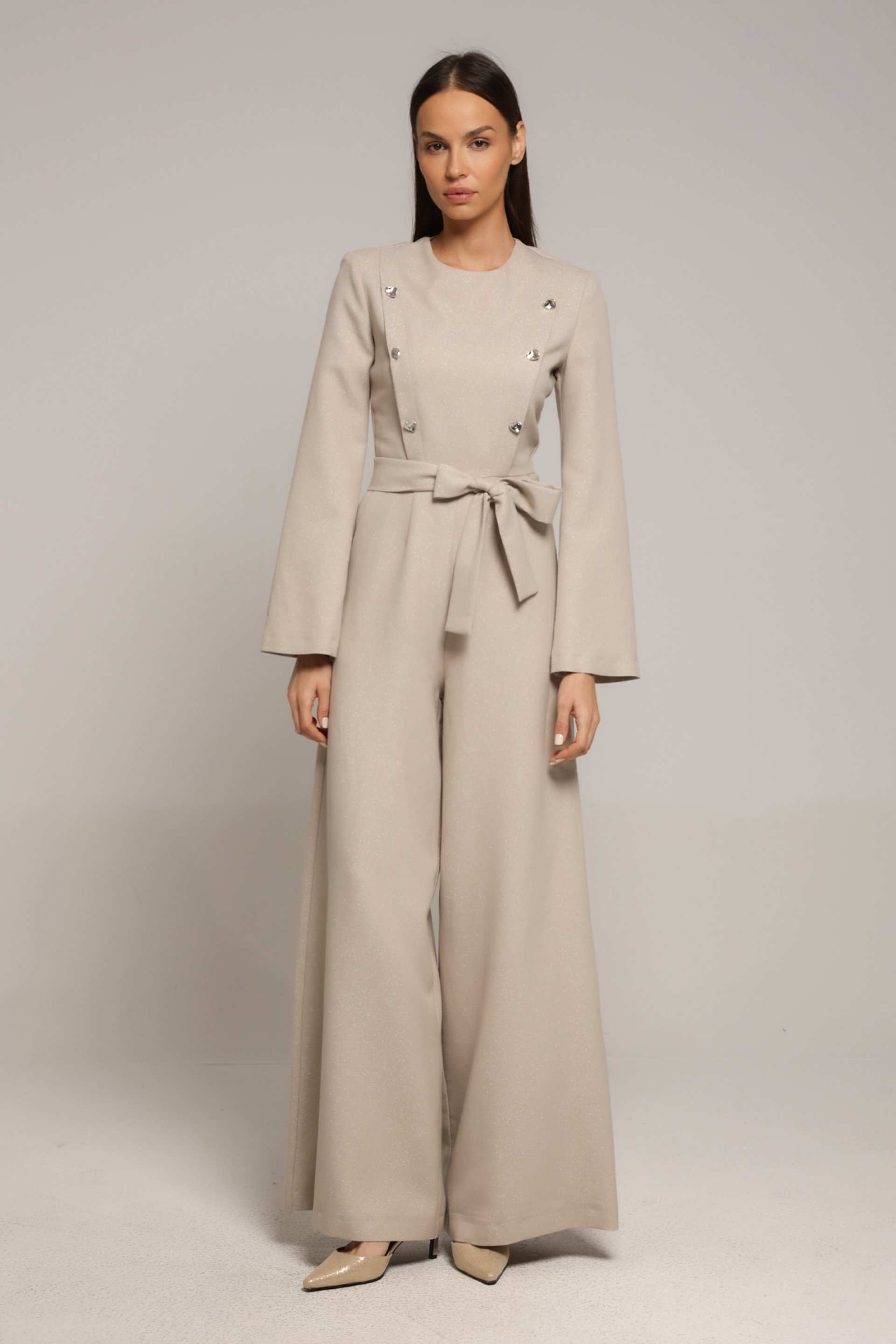 ELEGANTAN BEŽ KOMBINEZON SA POJASOM I UKRASNIM DUGMIĆIMA – PS Fashion, ELEGANTAN BEŽ KOMBINEZON SA POJASOM I UKRASNIM DUGMIĆIMA