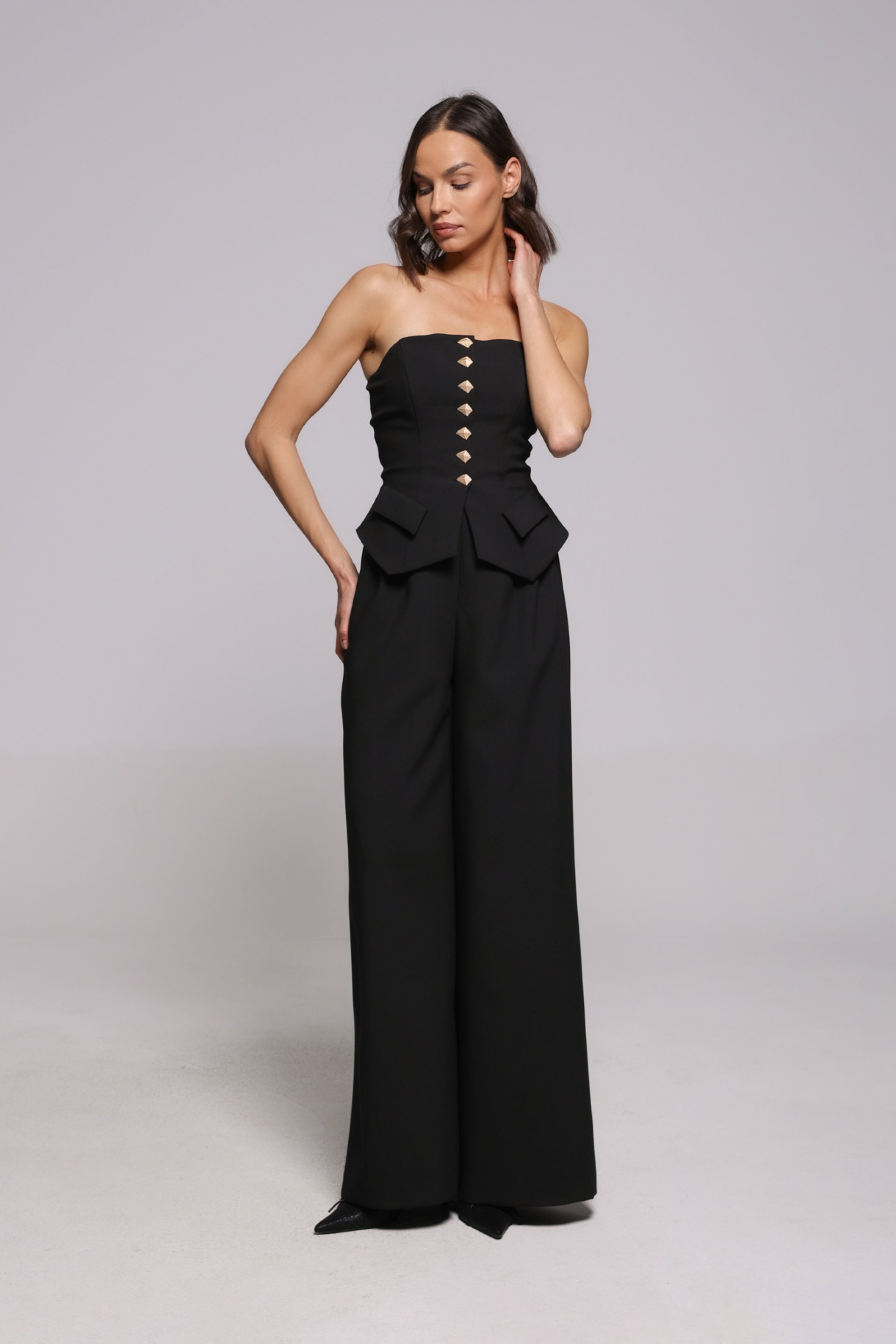 CRNI KOMBINEZON SA ZLATNIM DUGMIĆIMA – PS Fashion, CRNI KOMBINEZON SA ZLATNIM DUGMIĆIMA 