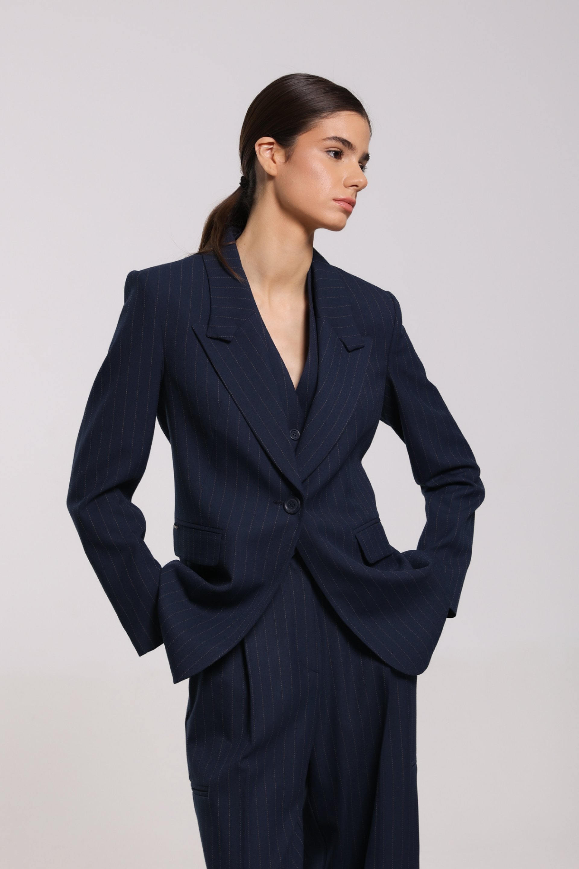 TEGET BLEJZER SA PRUGASTIM DEZENOM – PS Fashion, TEGET BLEJZER SA PRUGASTIM DEZENOM