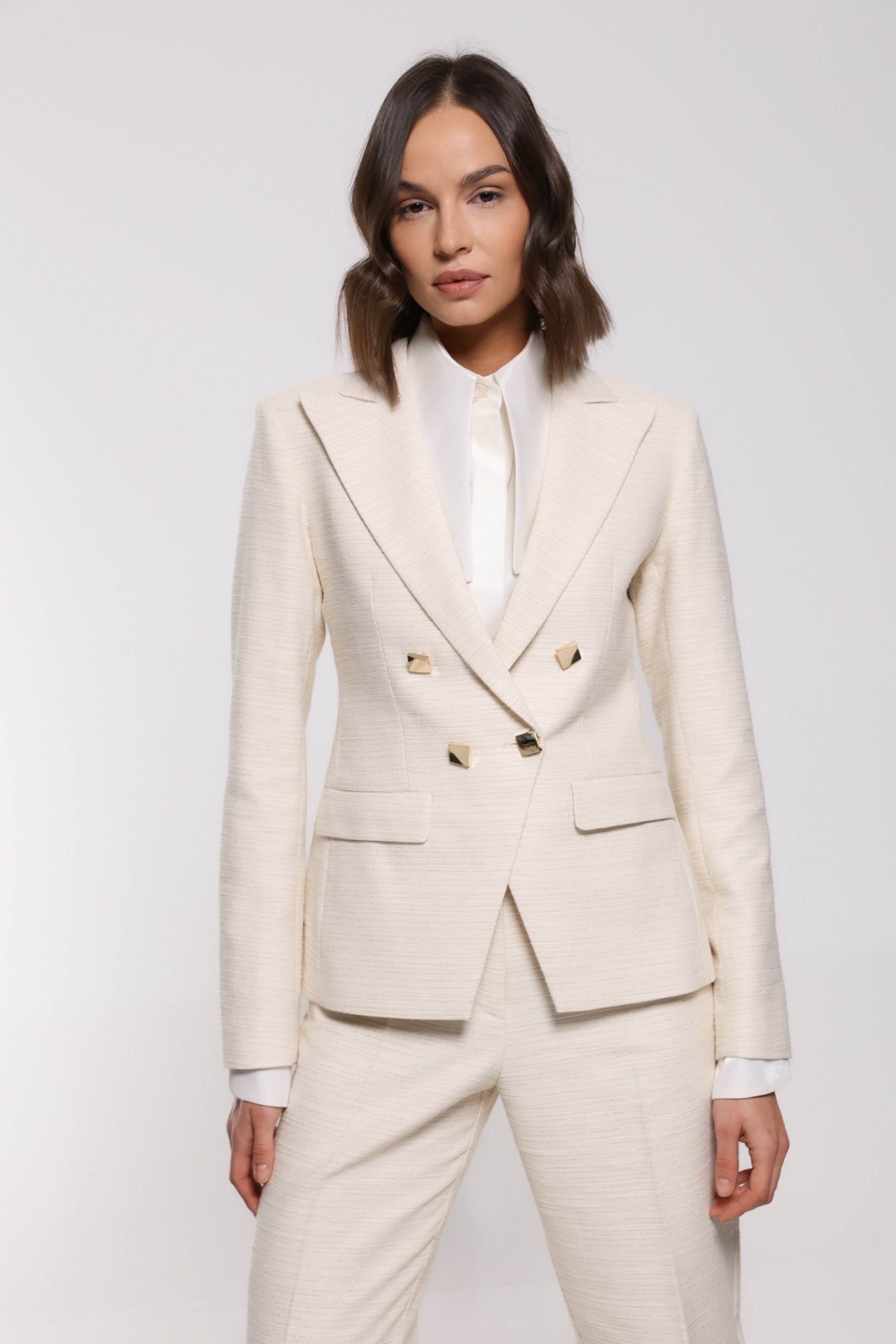 BEŽ BLEJZER SA DEKORATIVNIM ZLATNIM DUGMIĆIMA – PS Fashion, BEŽ BLEJZER SA DEKORATIVNIM ZLATNIM DUGMIĆIMA