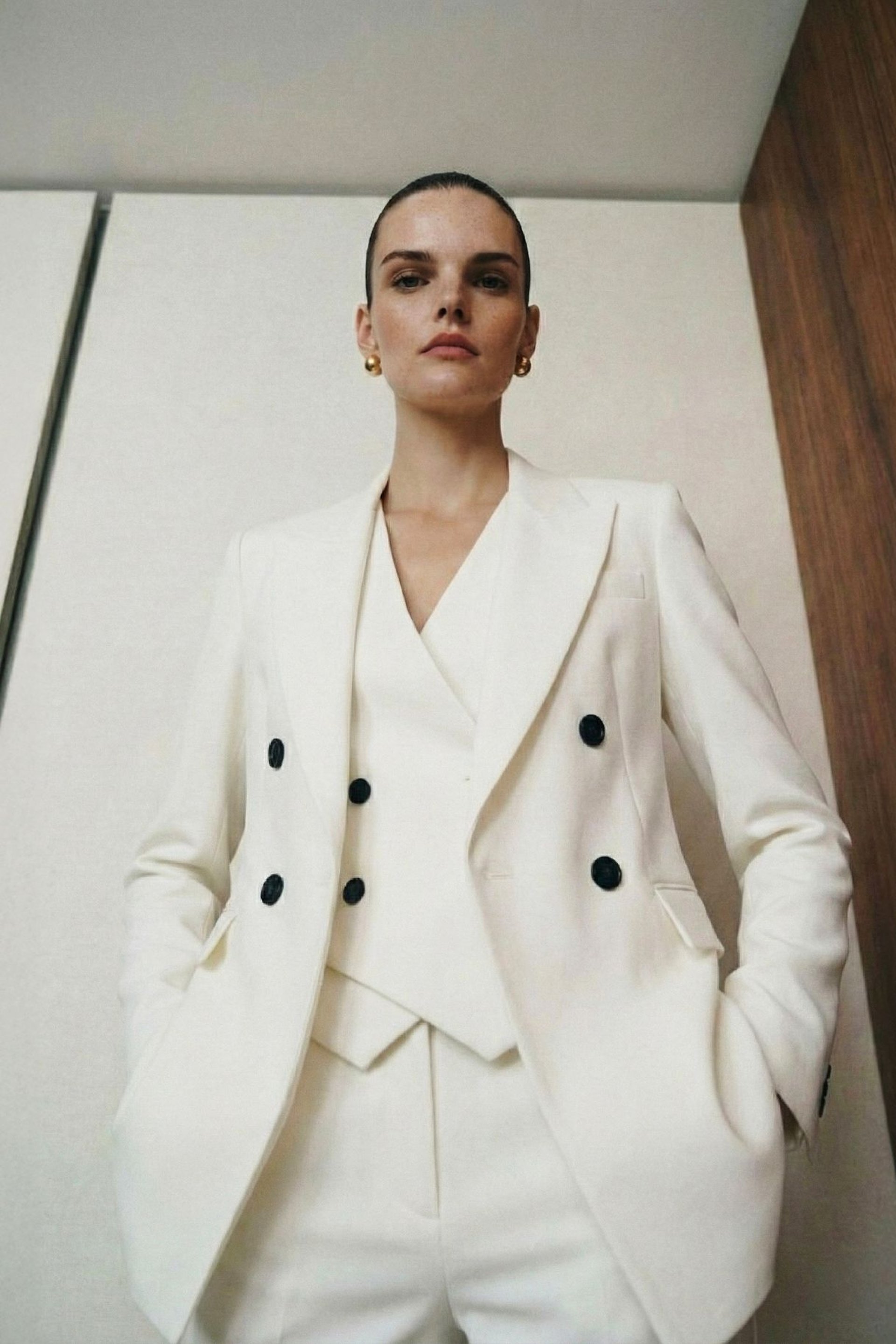 ELEGANTNI BELI BLEJZER SA DVOREDNIM KOPČANJEM – PS Fashion, ELEGANTNI BELI BLEJZER SA DVOREDNIM KOPČANJEM