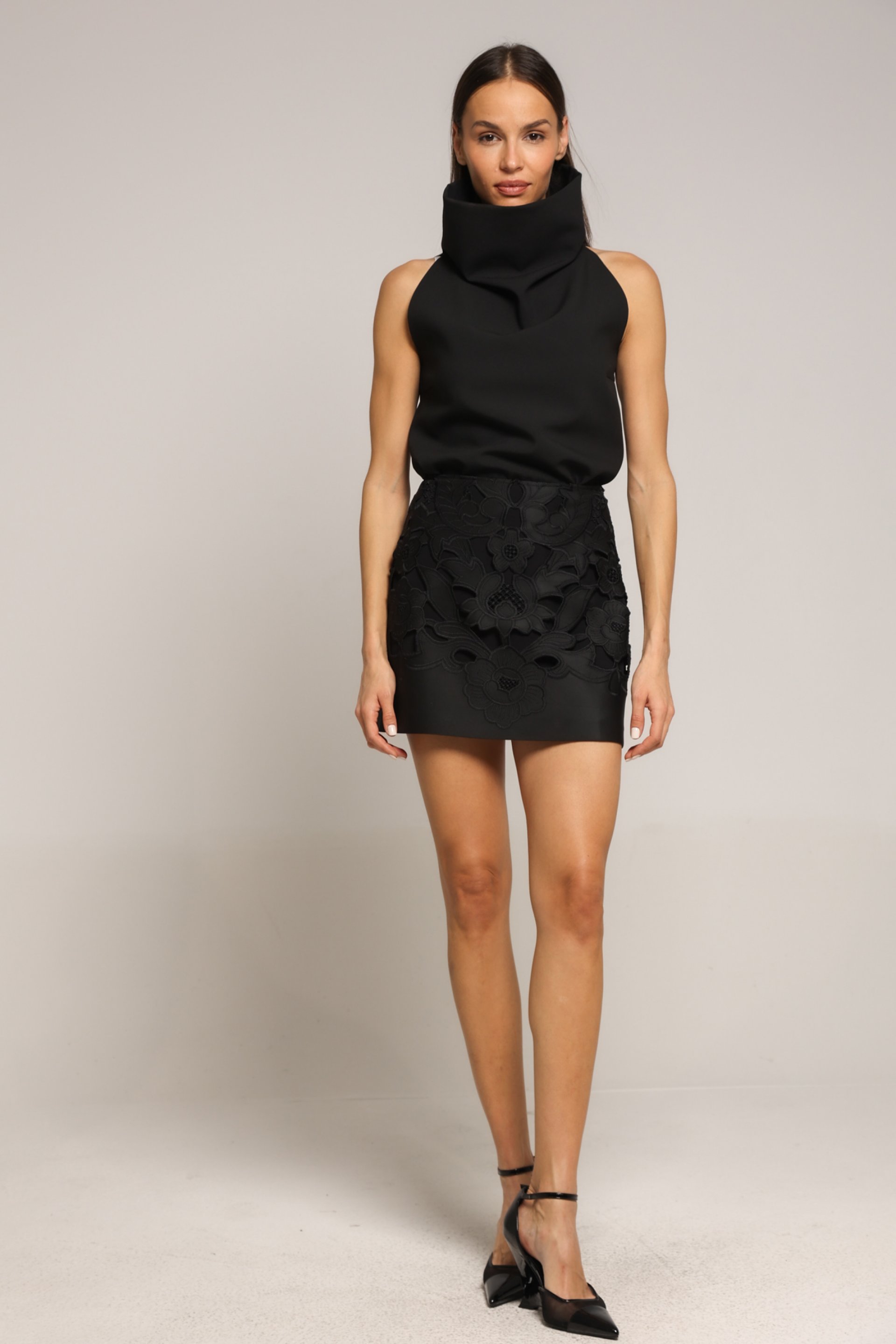 KRATKA CRNA SUKNJA SA CVETNIM MOTIVIMA – PS Fashion, KRATKA CRNA SUKNJA SA CVETNIM MOTIVIMA