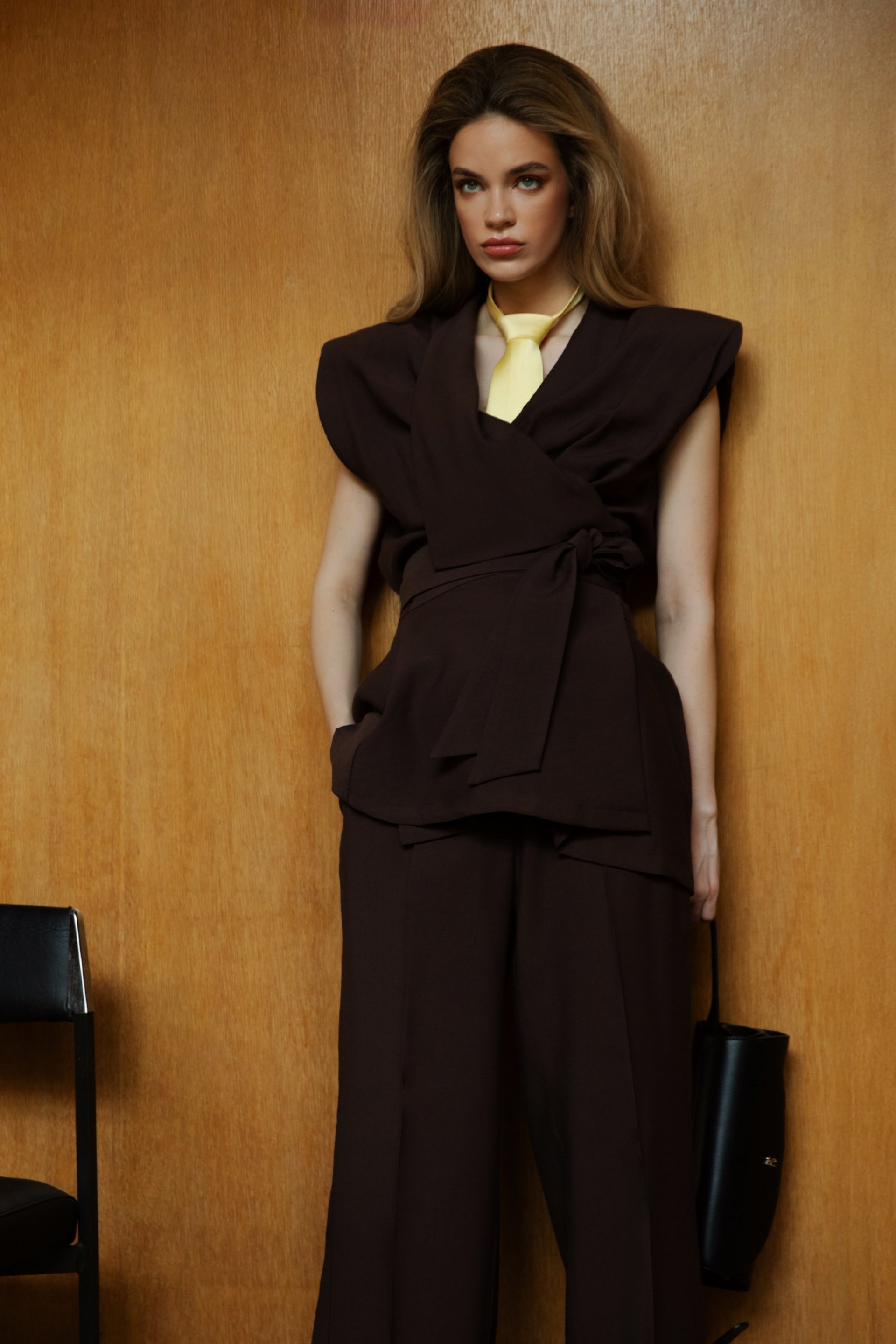 BLUZA SA NAGLAŠENIM RAMENIMA I POJASOM – PS Fashion, BLUZA SA NAGLAŠENIM RAMENIMA I POJASOM