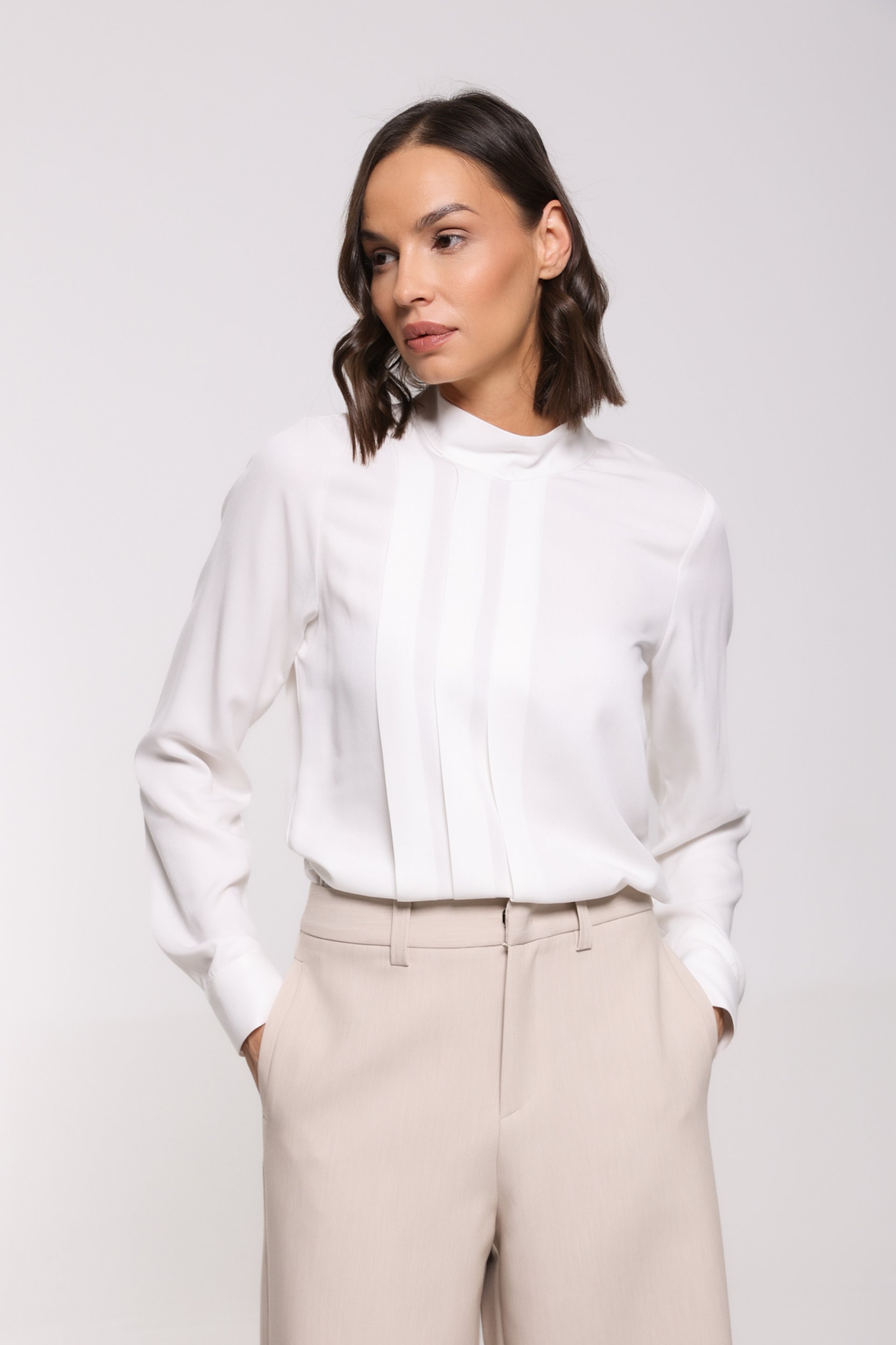 BELA BLUZA SA DISKRETNIM PLISIRANIM DETALJEM – PS Fashion, BELA BLUZA SA DISKRETNIM PLISIRANIM DETALJEM