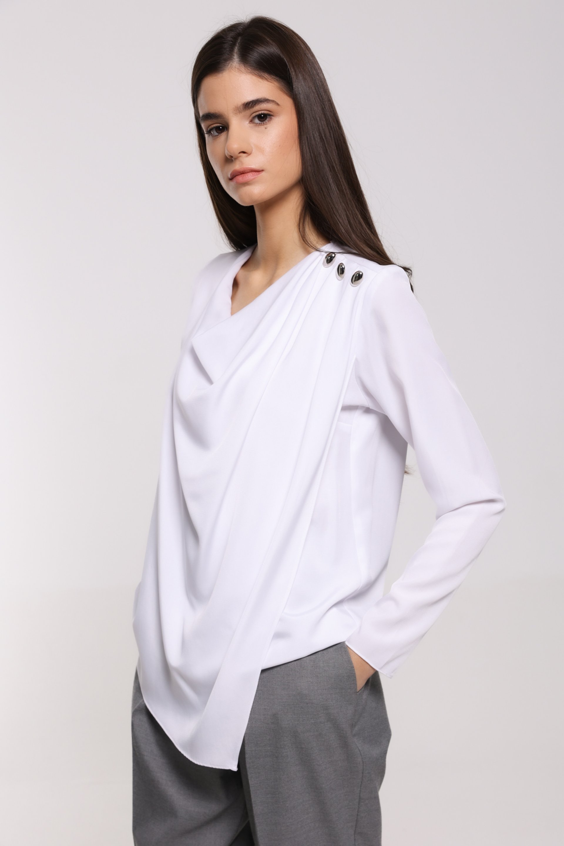 BELA BLUZA SA DRAPIRANIM IZREZOM I DEKORATIVNIM DUGMIĆIMA – PS Fashion, BELA BLUZA SA DRAPIRANIM IZREZOM I DEKORATIVNIM DUGMIĆIMA