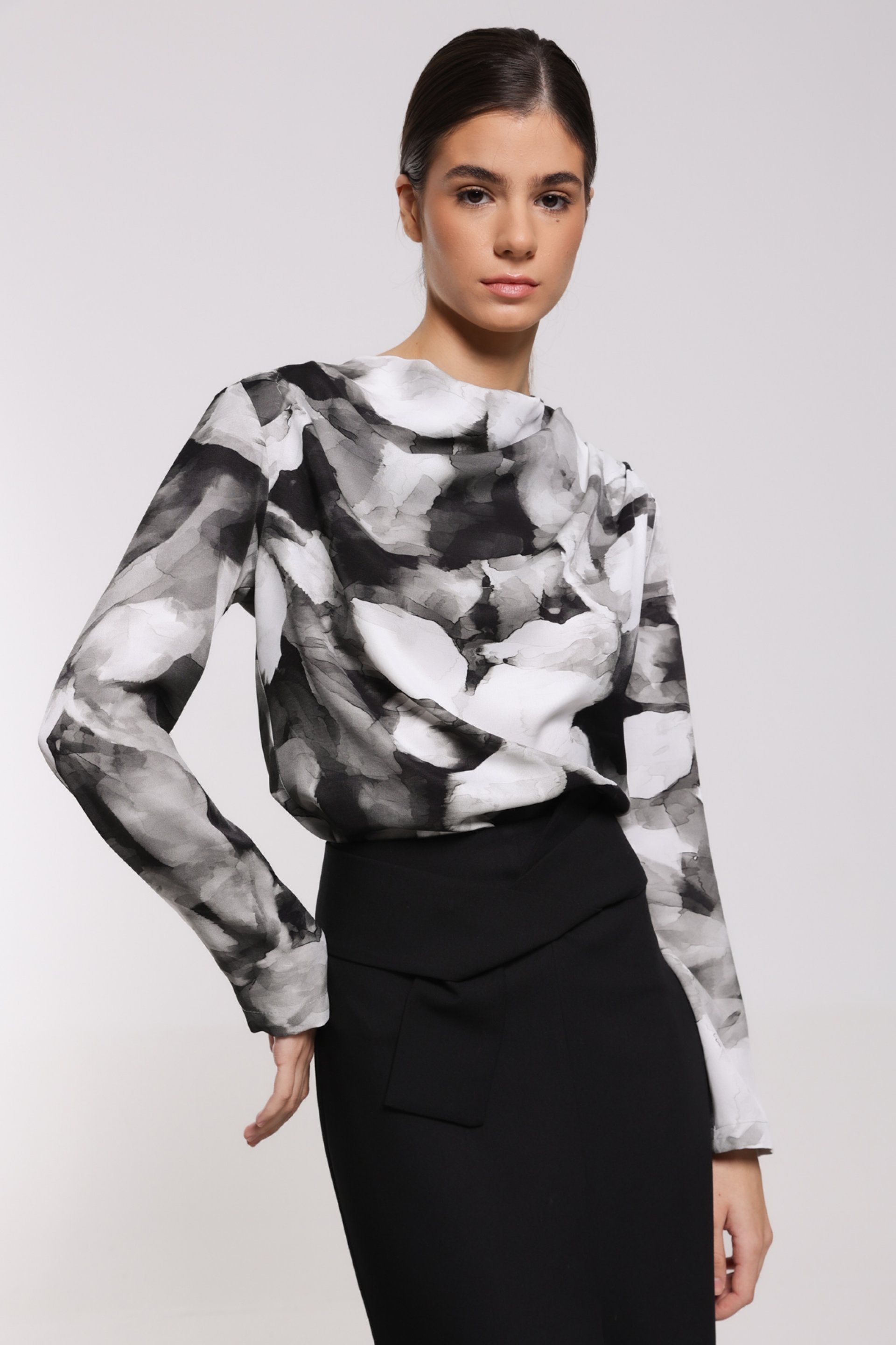 BLUZA SA APSTRAKTNIM CRNO-BELIM DEZENOM – PS Fashion, BLUZA SA APSTRAKTNIM CRNO-BELIM DEZENOM