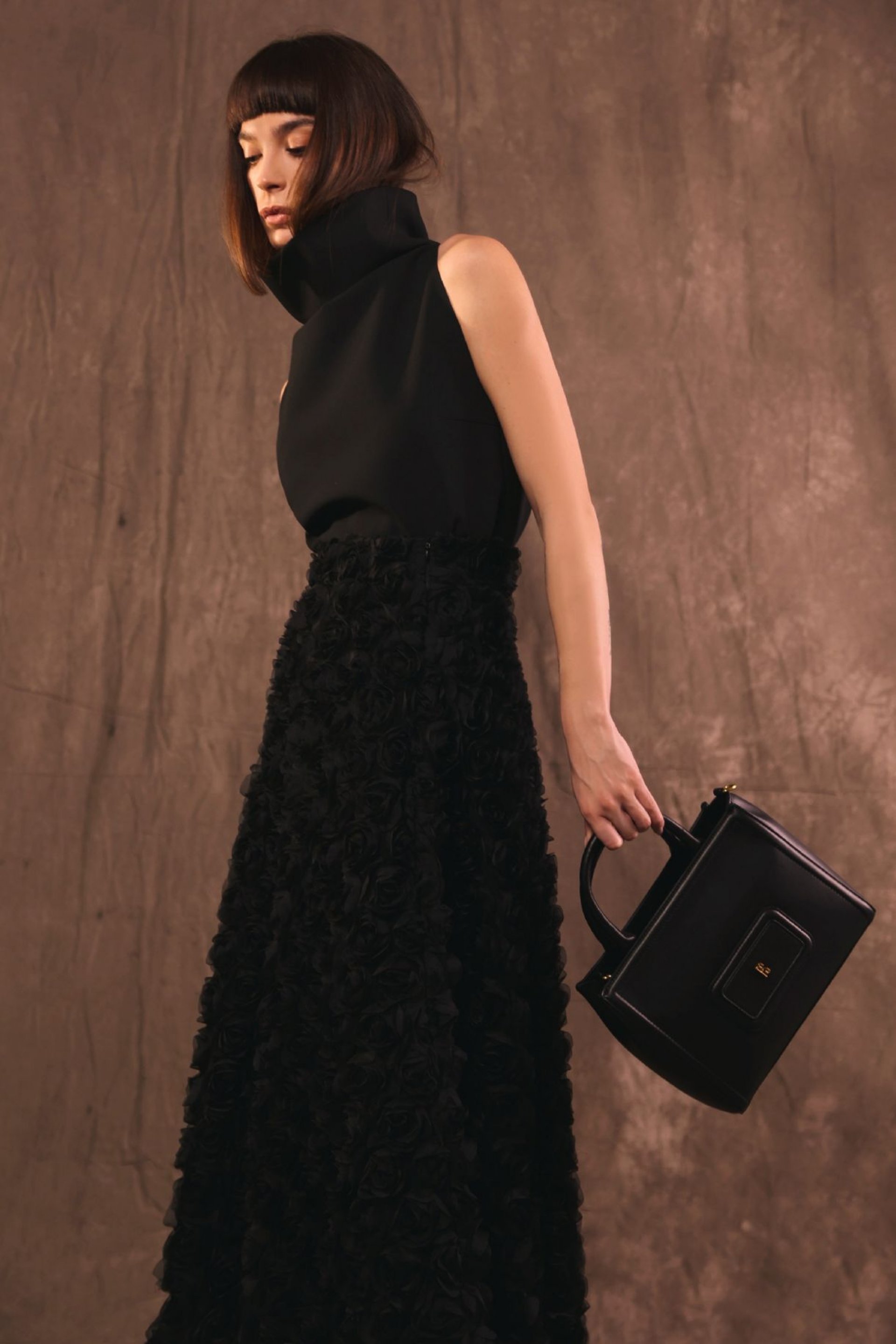 CRNA BLUZA SA VISOKOM KRAGNOM – PS Fashion, CRNA BLUZA SA VISOKOM KRAGNOM