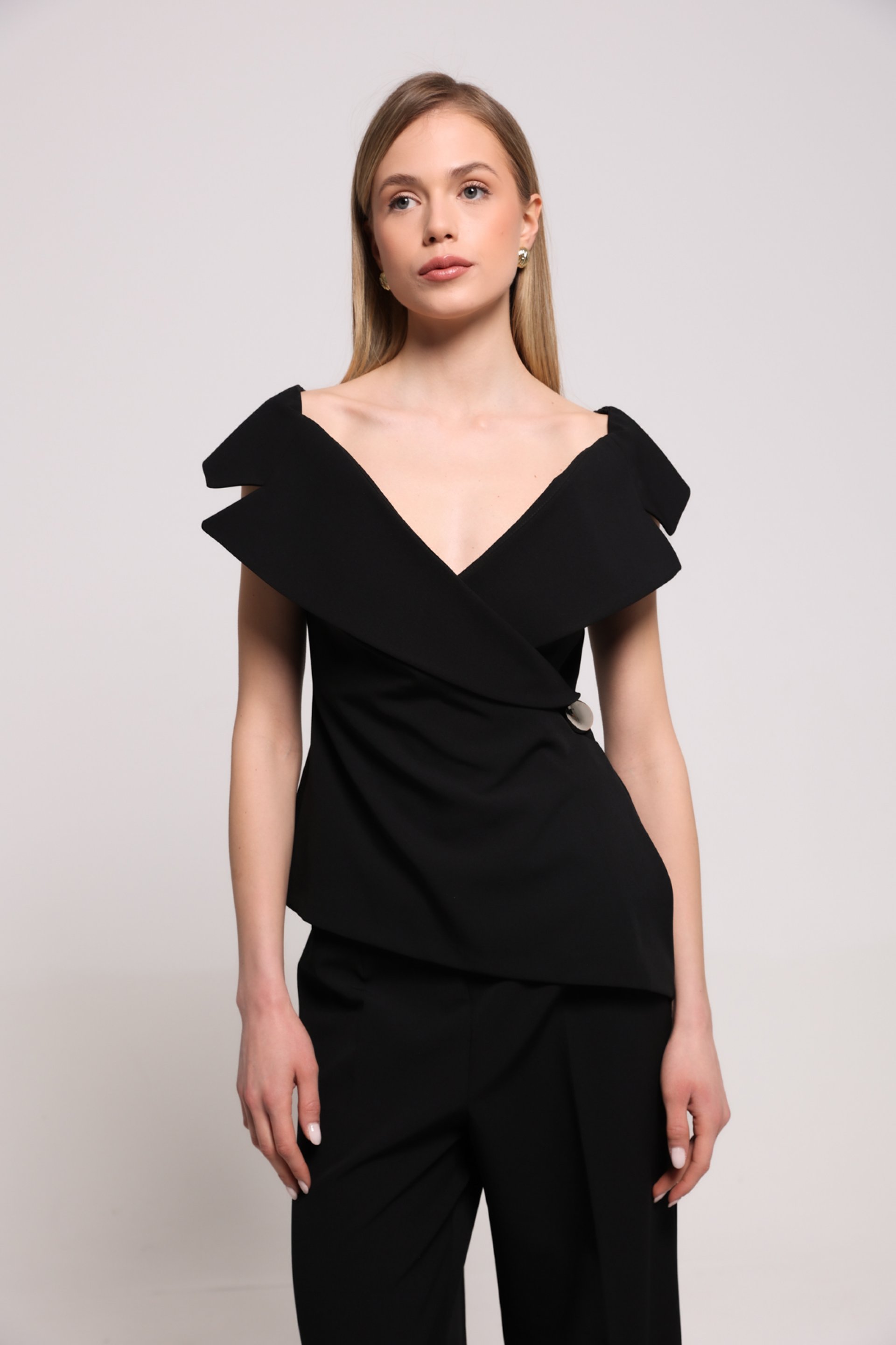 CRNA BLUZA SA PREKLOP IZREZOM – PS Fashion, CRNA BLUZA SA PREKLOP IZREZOM