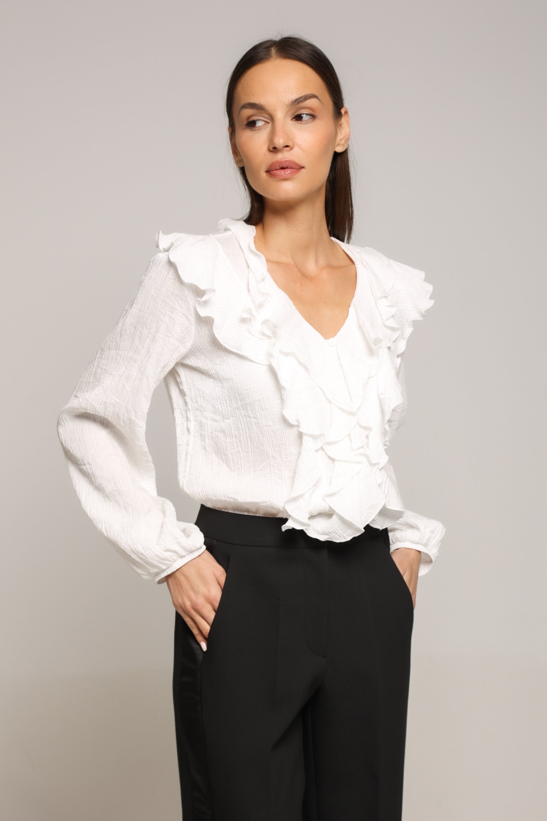 ELEGANTNA BELA BLUZA SA VOLANIMA – PS Fashion, ELEGANTNA BELA BLUZA SA VOLANIMA