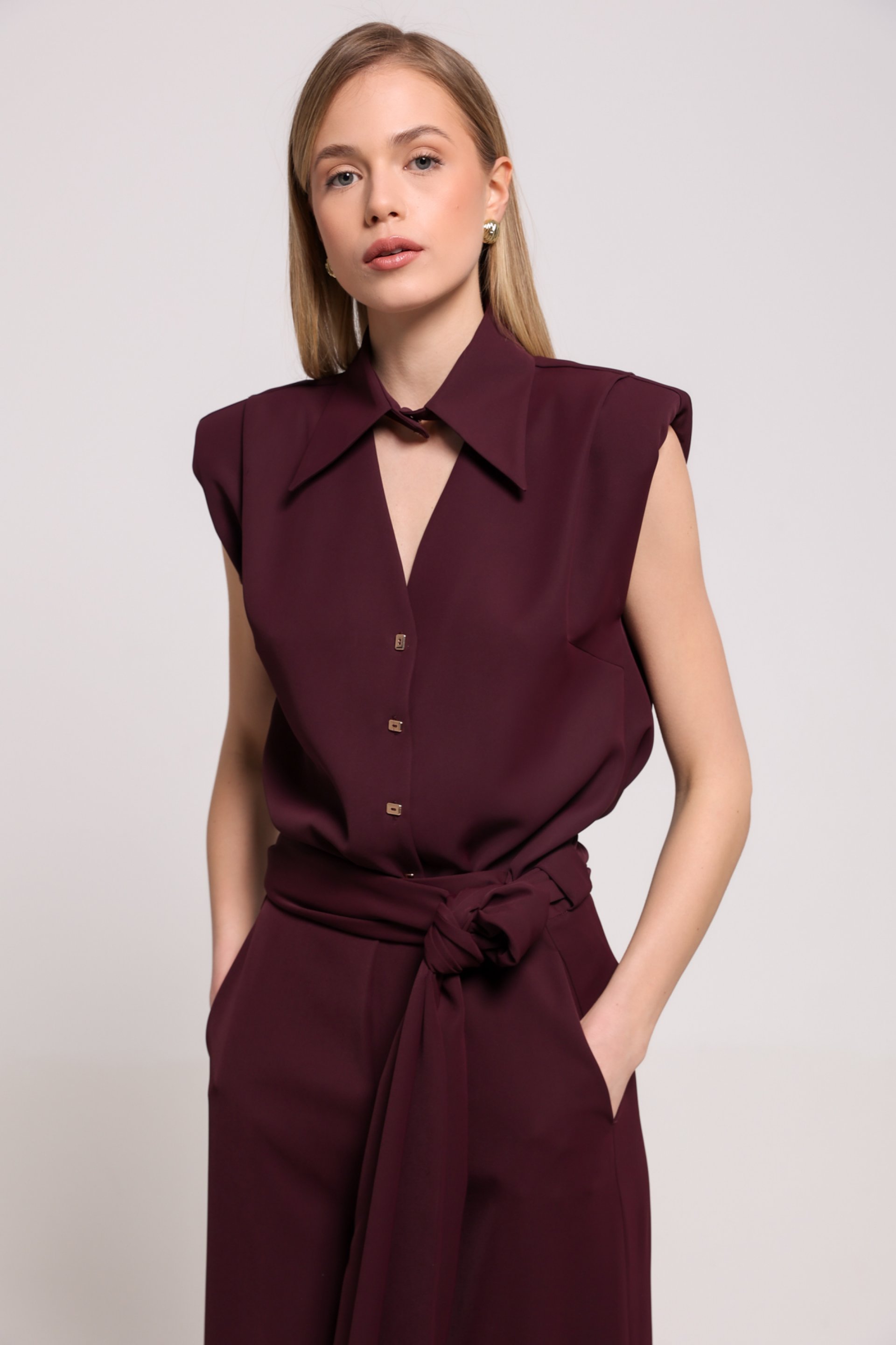 BORDO BLUZA SA NAGLAŠENOM KRAGNOM – PS Fashion, BORDO BLUZA SA NAGLAŠENOM KRAGNOM