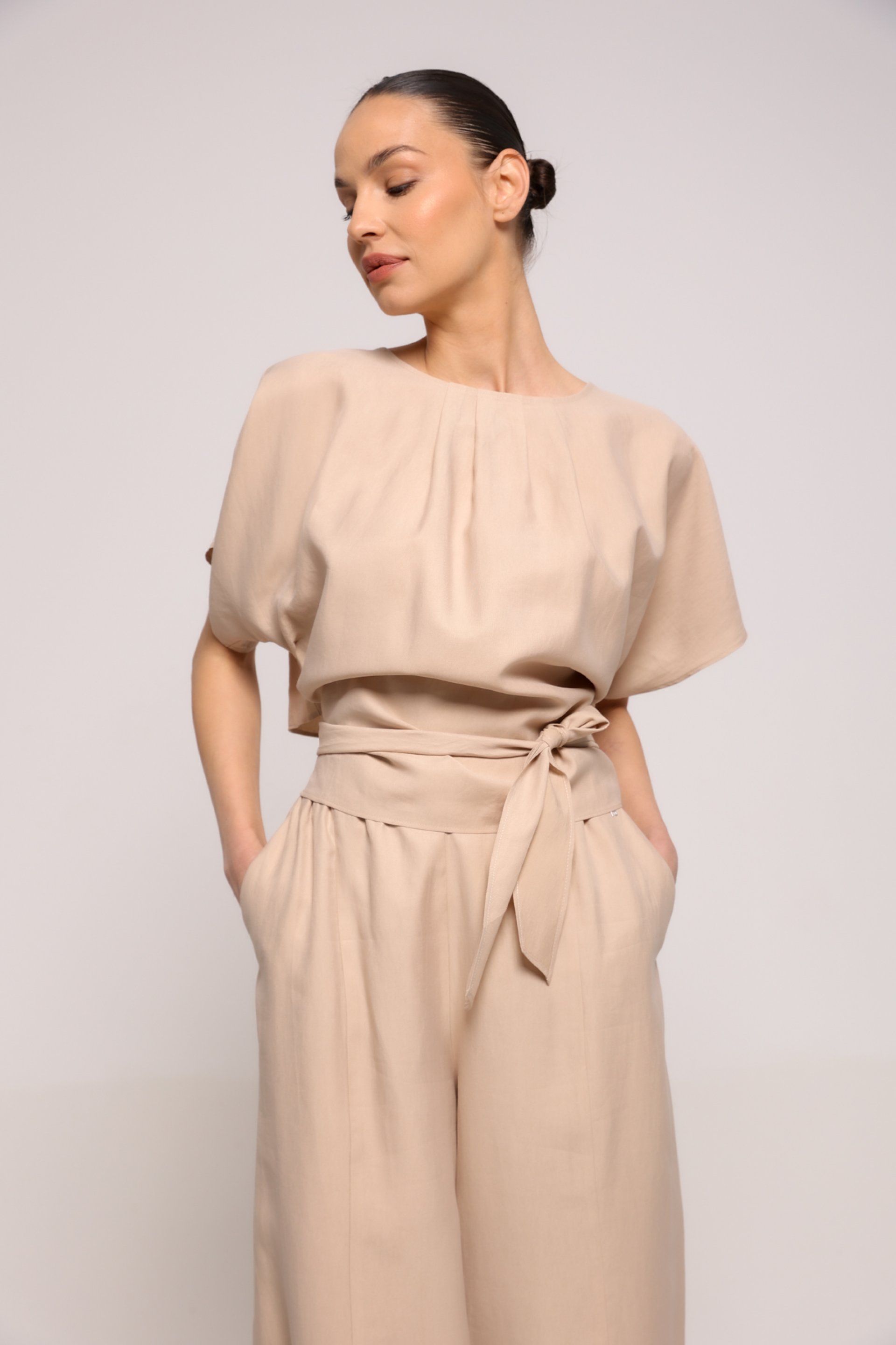 BEŽ BLUZA SA VEZIVANJEM U STRUKU – PS Fashion, BEŽ BLUZA SA VEZIVANJEM U STRUKU
