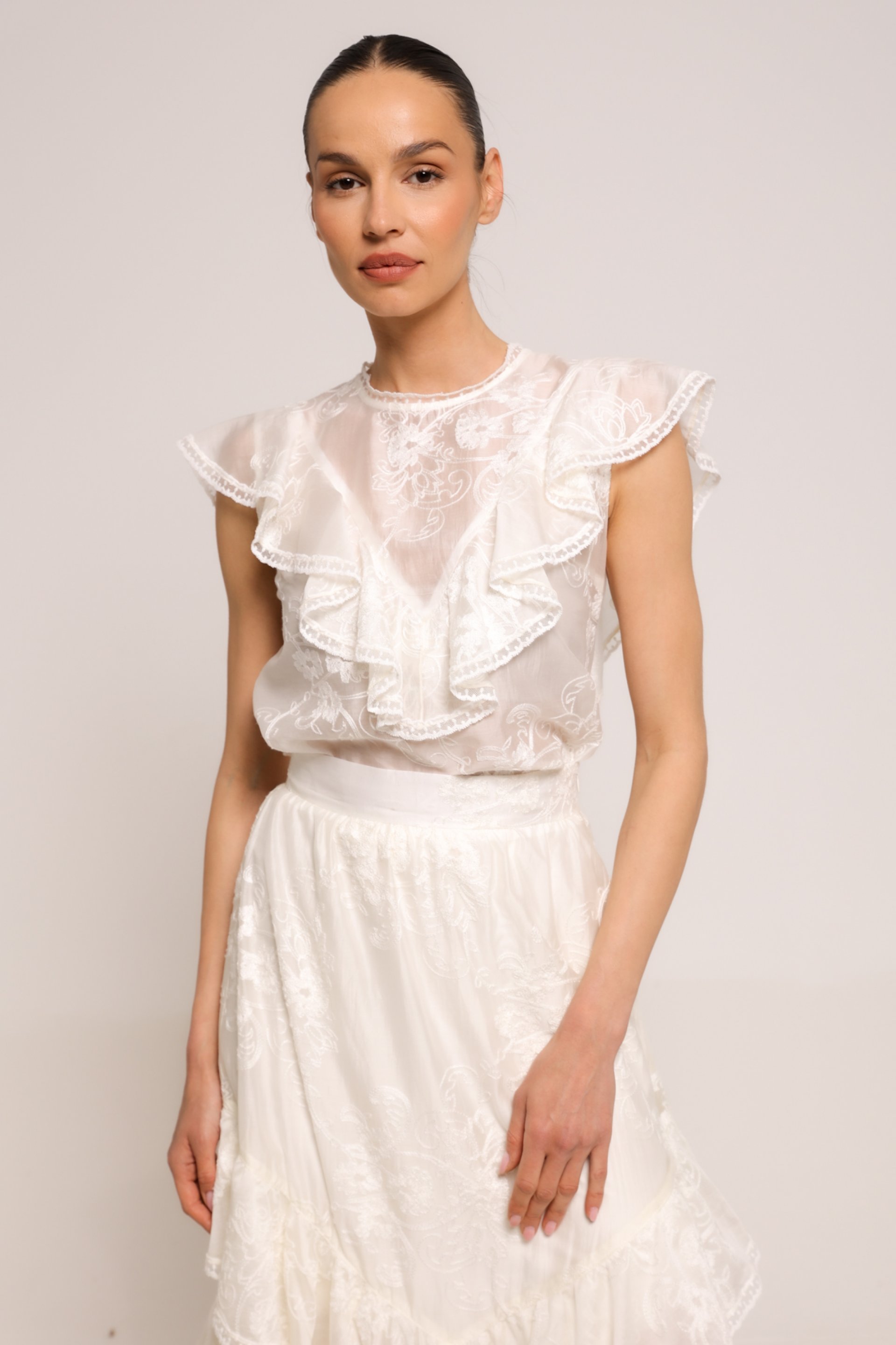 BELA ČIPKANA BLUZA SA KARNERIMA – PS Fashion, BELA ČIPKANA BLUZA SA KARNERIMA