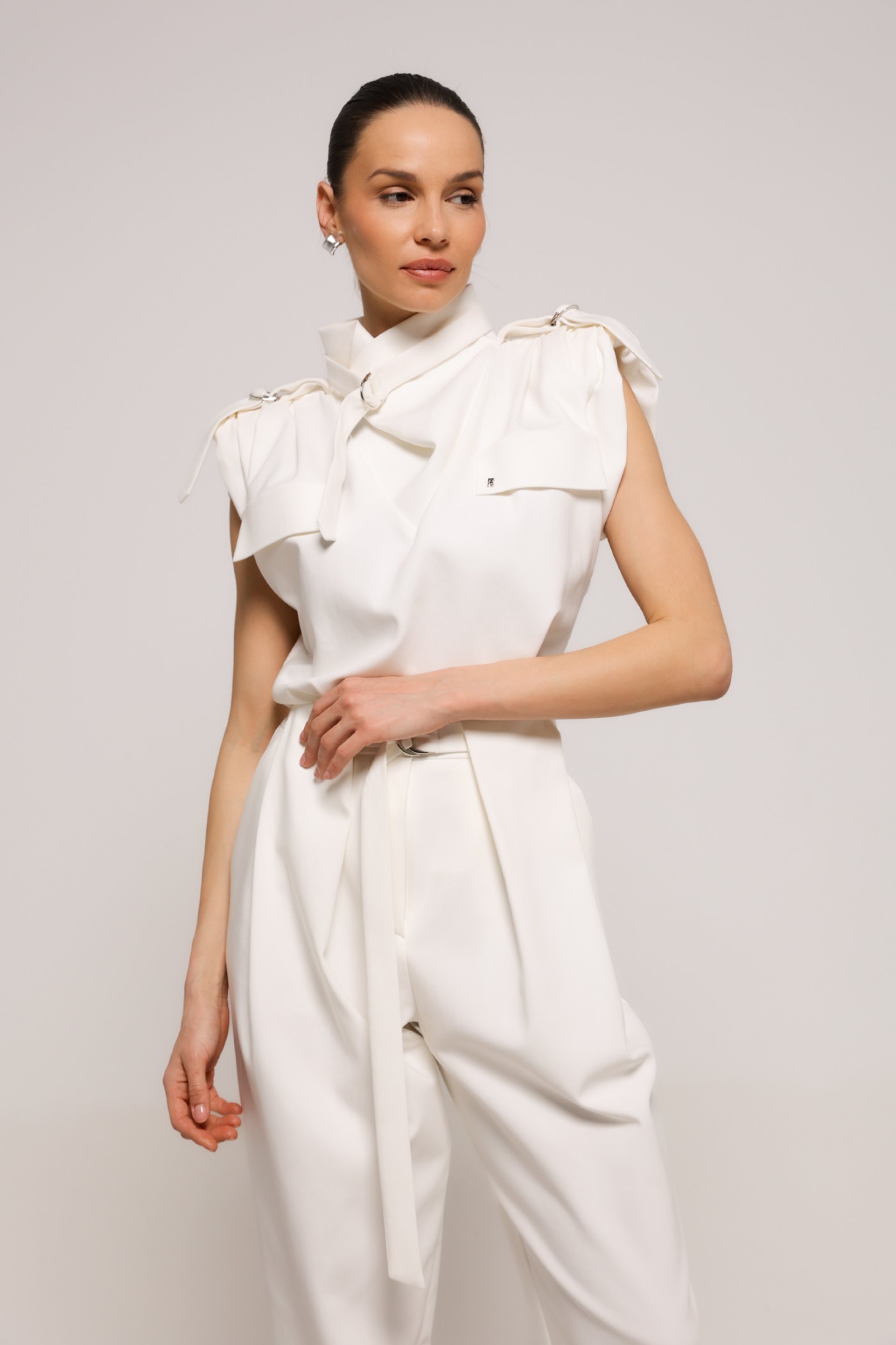 BELA BLUZA SA VISOKOM KRAGNOM – PS Fashion, BELA BLUZA SA VISOKOM KRAGNOM