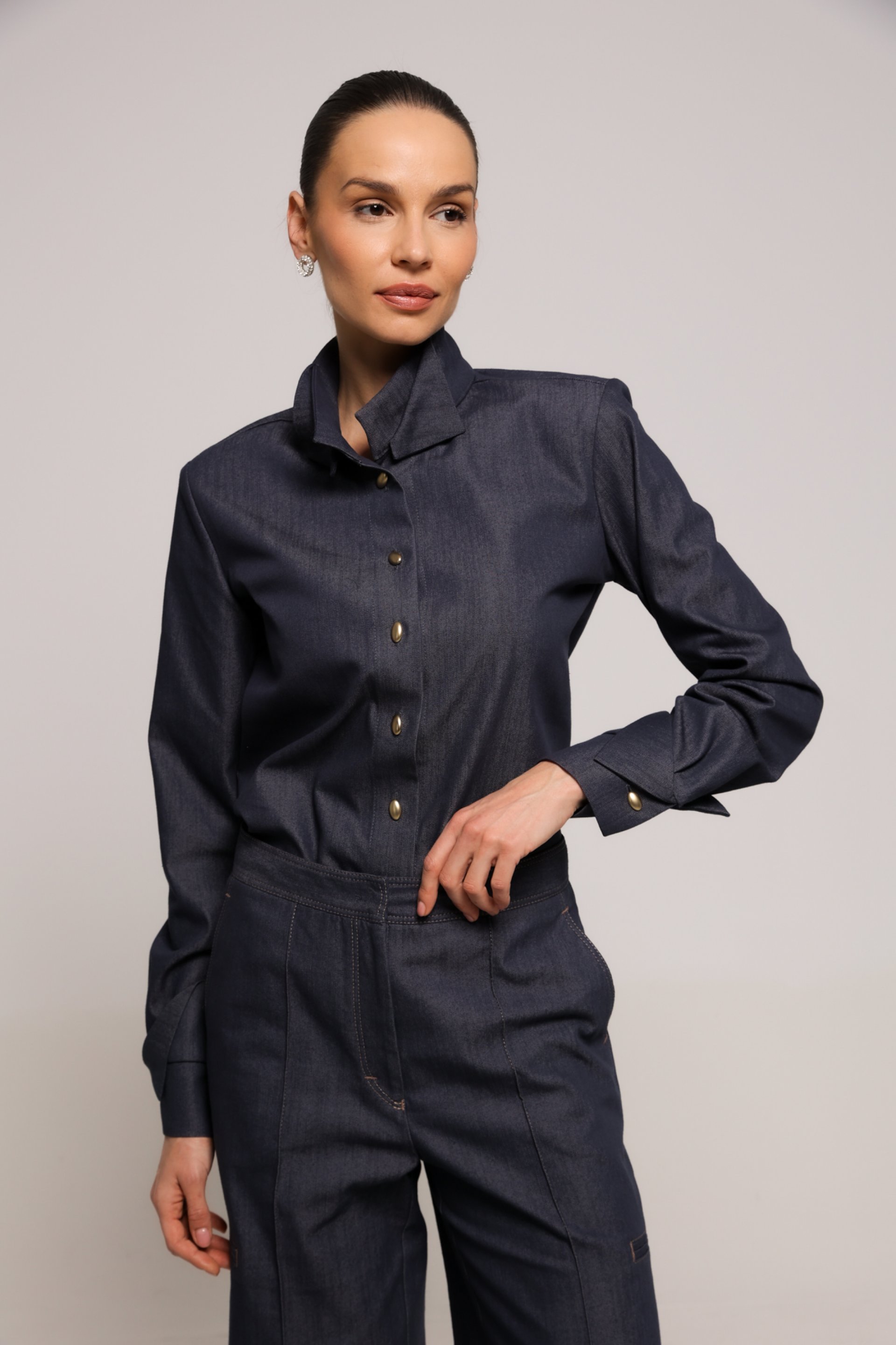 BLUZA SA NAGLAŠENOM KRAGNOM – PS Fashion, BLUZA SA NAGLAŠENOM KRAGNOM