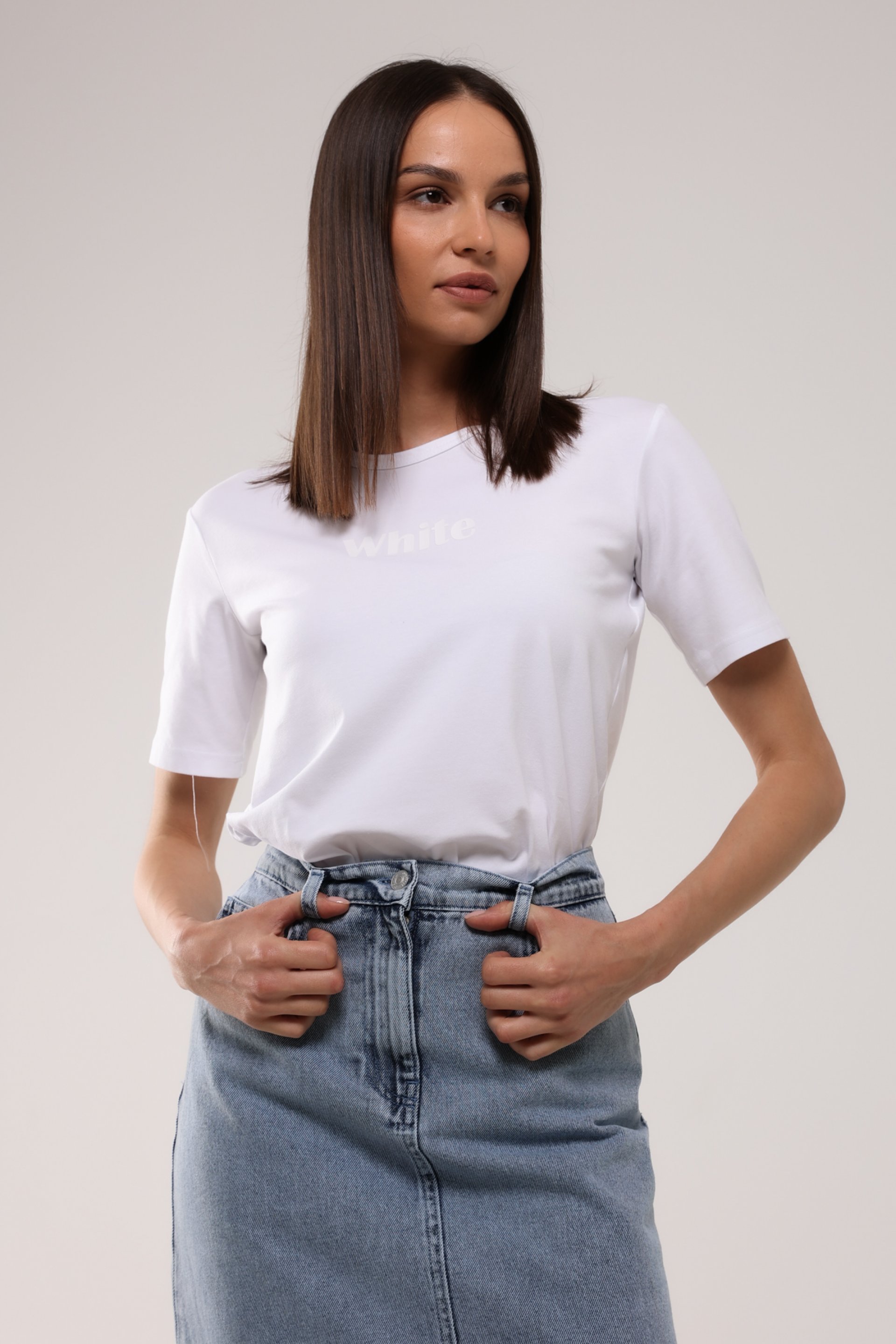 BELA MAJICA SA NATPISOM – PS Fashion, BELA MAJICA SA NATPISOM