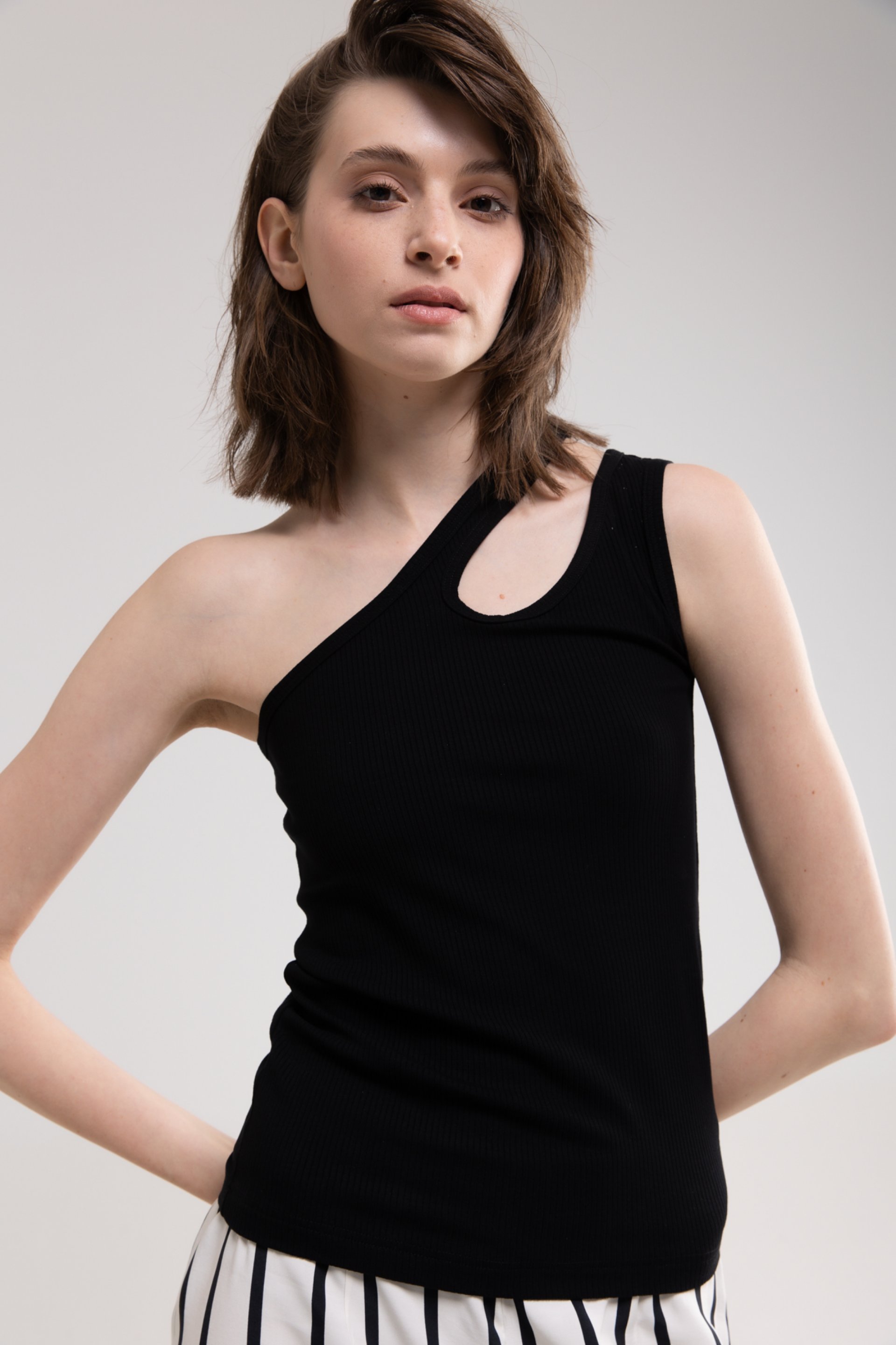 CRNA MAJICA NA JEDNO RAME – PS Fashion, CRNA MAJICA NA JEDNO RAME