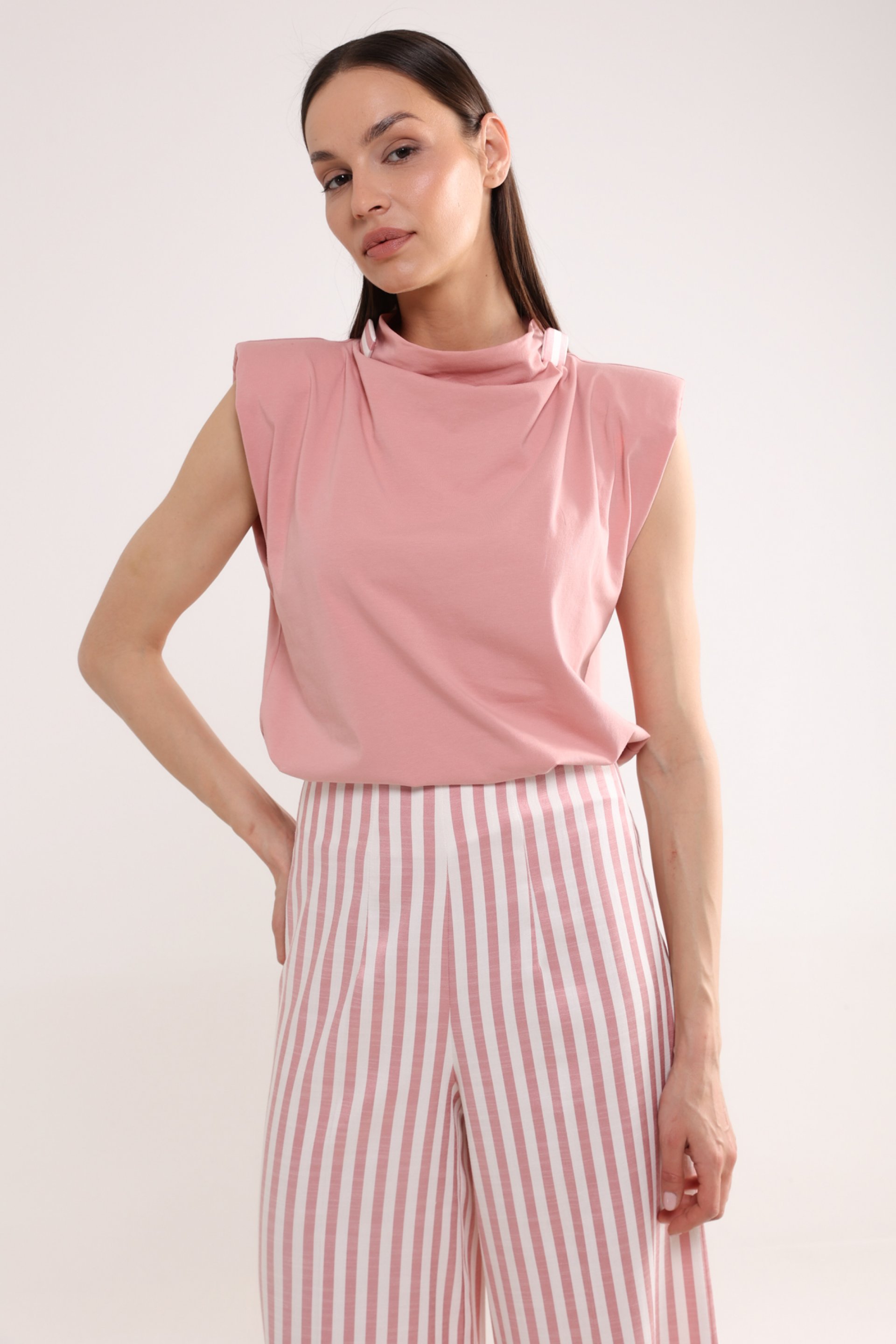 MAJICA SA NAGLAŠENIM RAMENIMA – PS Fashion, MAJICA SA NAGLAŠENIM RAMENIMA