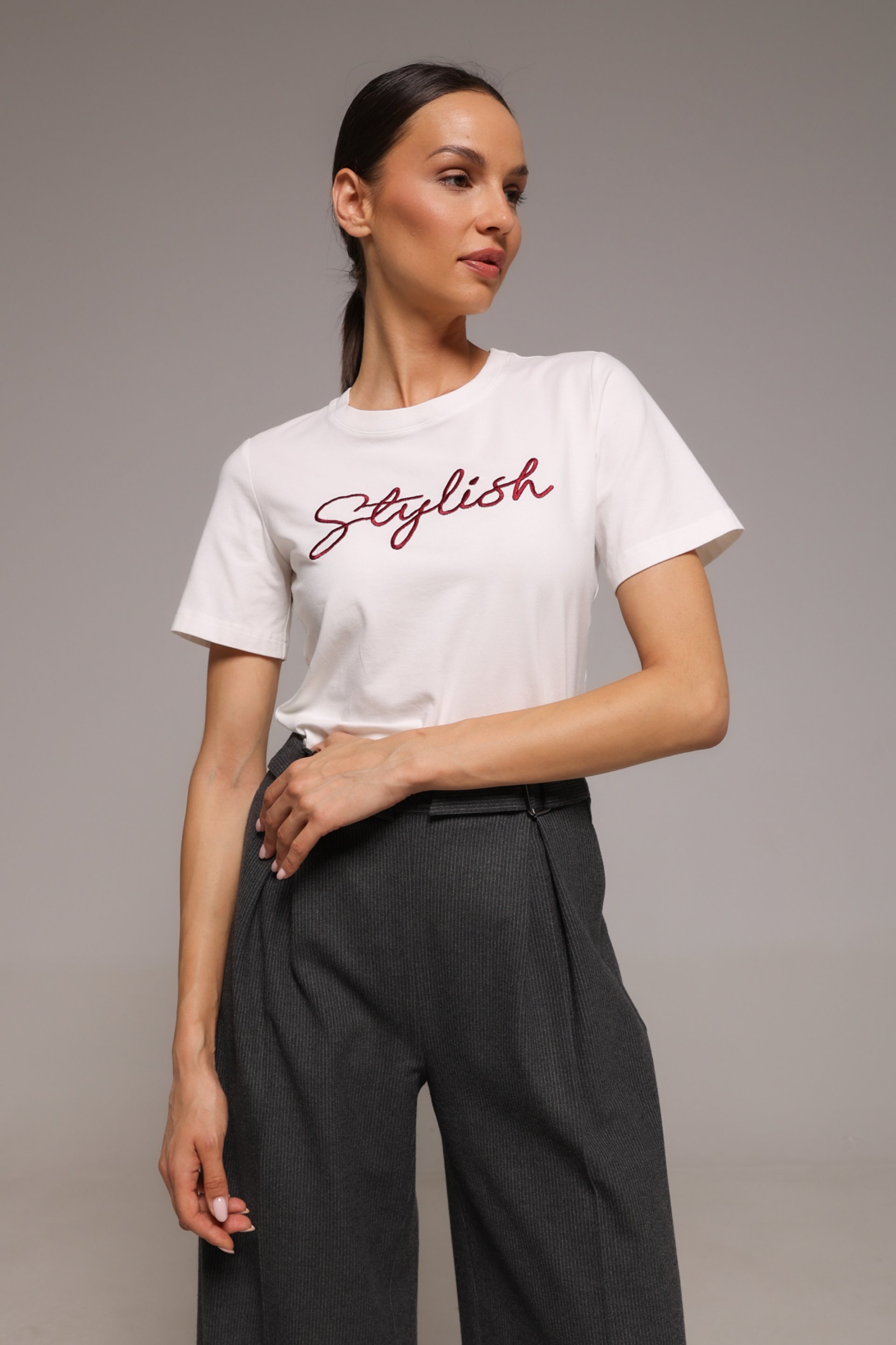 BELA MAJICA KRATKIH RUKAVA SA NATPISOM – PS Fashion, BELA MAJICA KRATKIH RUKAVA SA NATPISOM