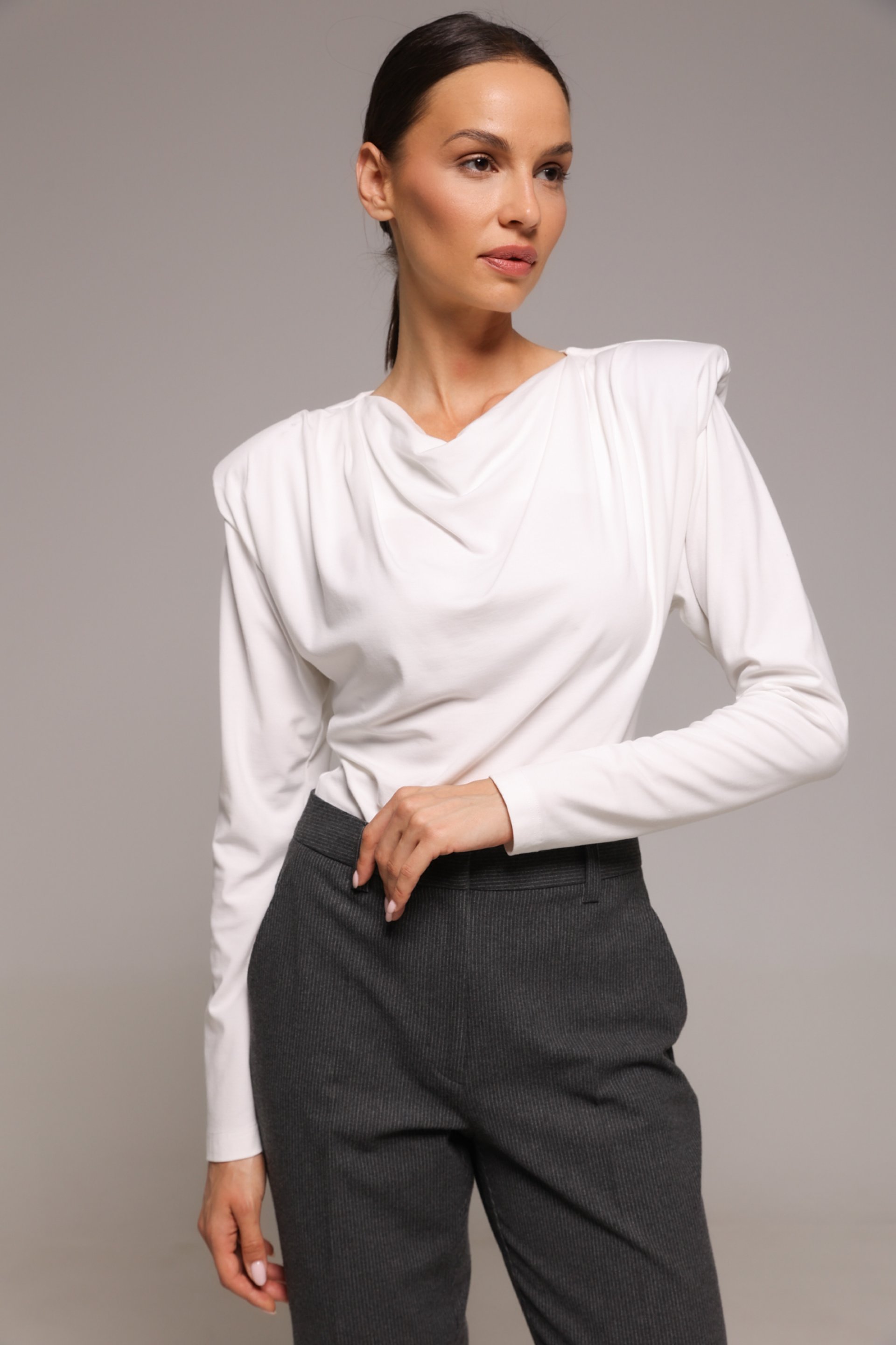 BELA MAJICA NAGLAŠENIH RAMENA – PS Fashion, BELA MAJICA NAGLAŠENIH RAMENA
