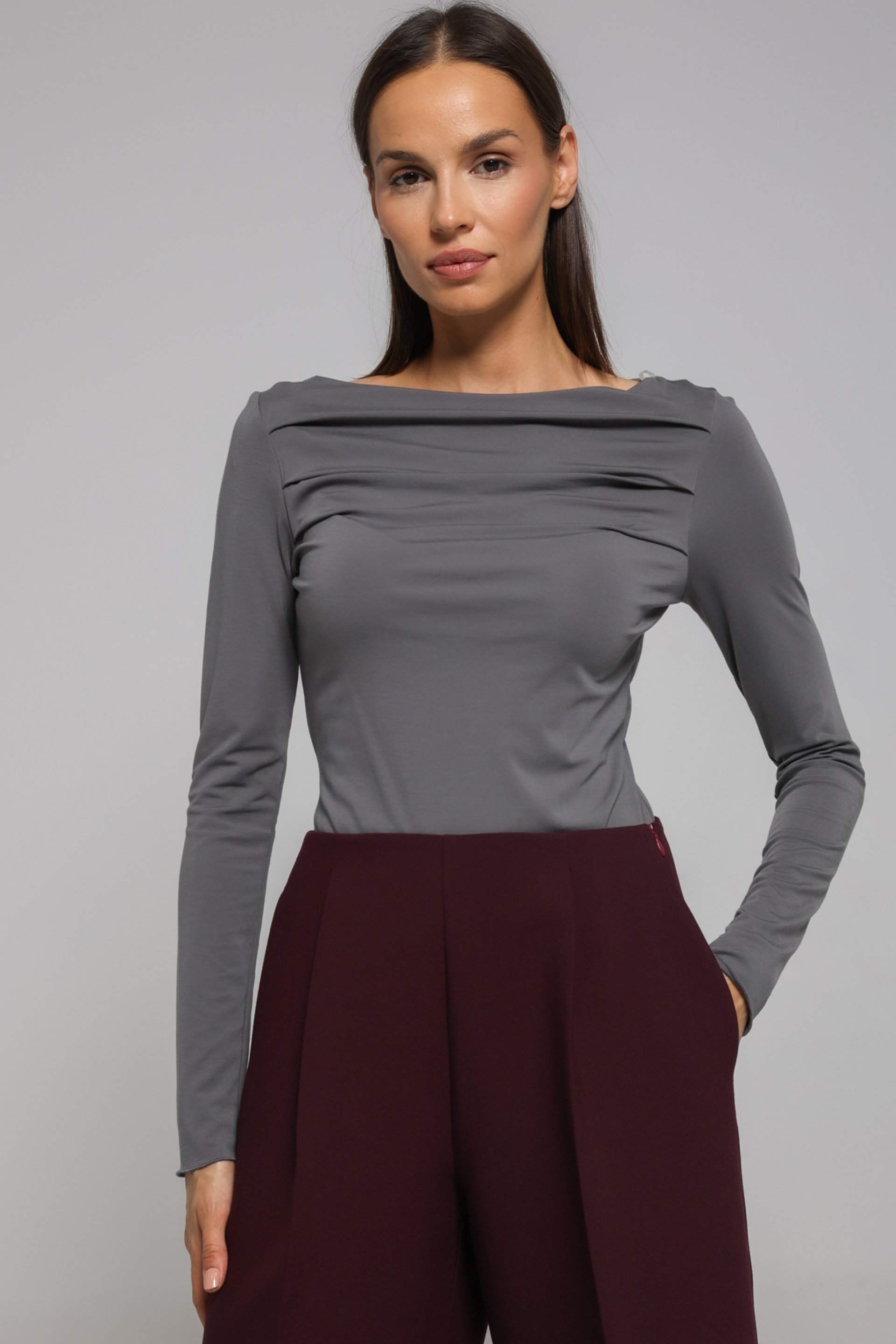 SIVA MAJICA SA ČAMAC IZREZOM I NABORIMA – PS Fashion, SIVA MAJICA SA ČAMAC IZREZOM I NABORIMA 