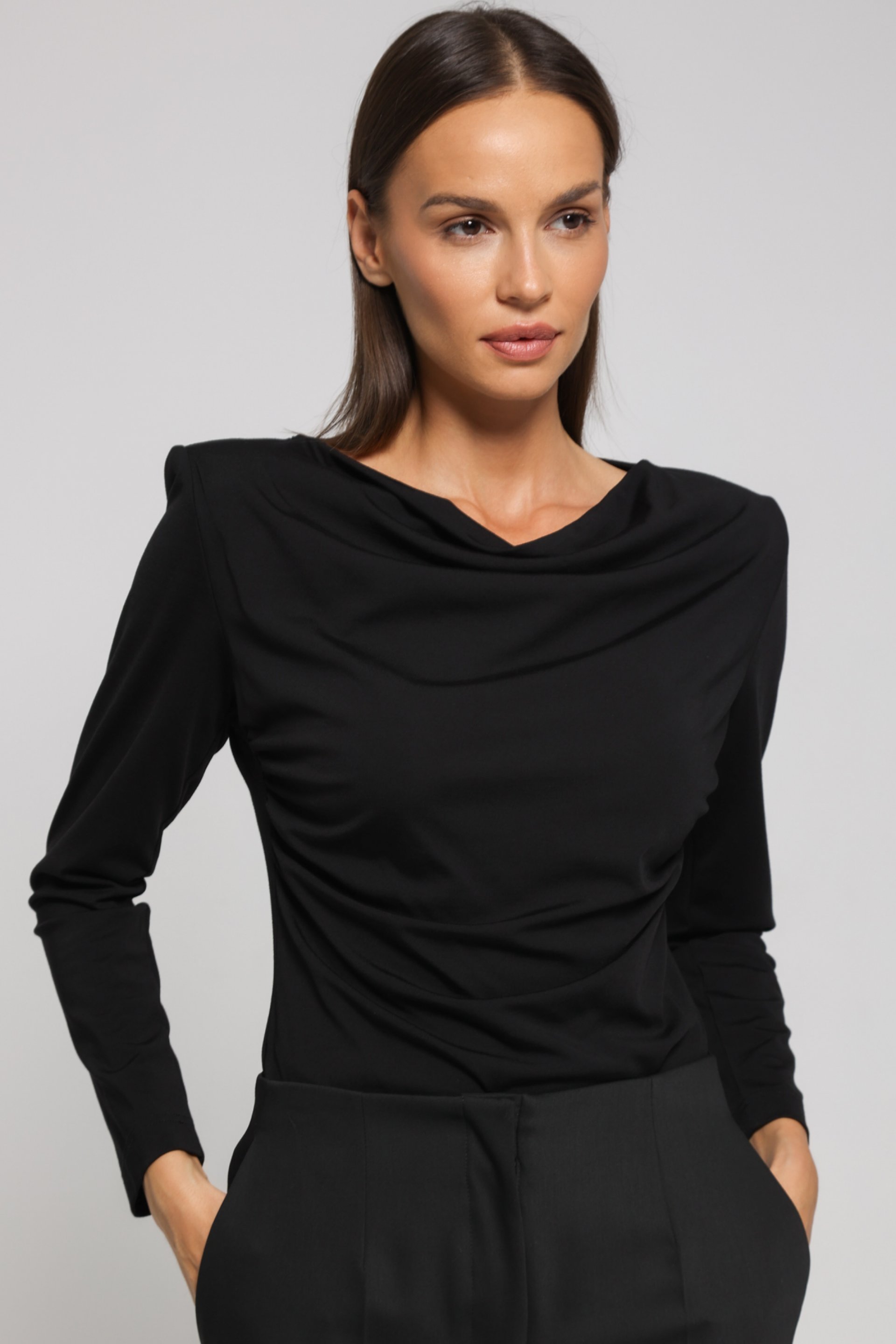 MAJICA SA NAGLAŠENIM RAMENIMA – PS Fashion, MAJICA SA NAGLAŠENIM RAMENIMA