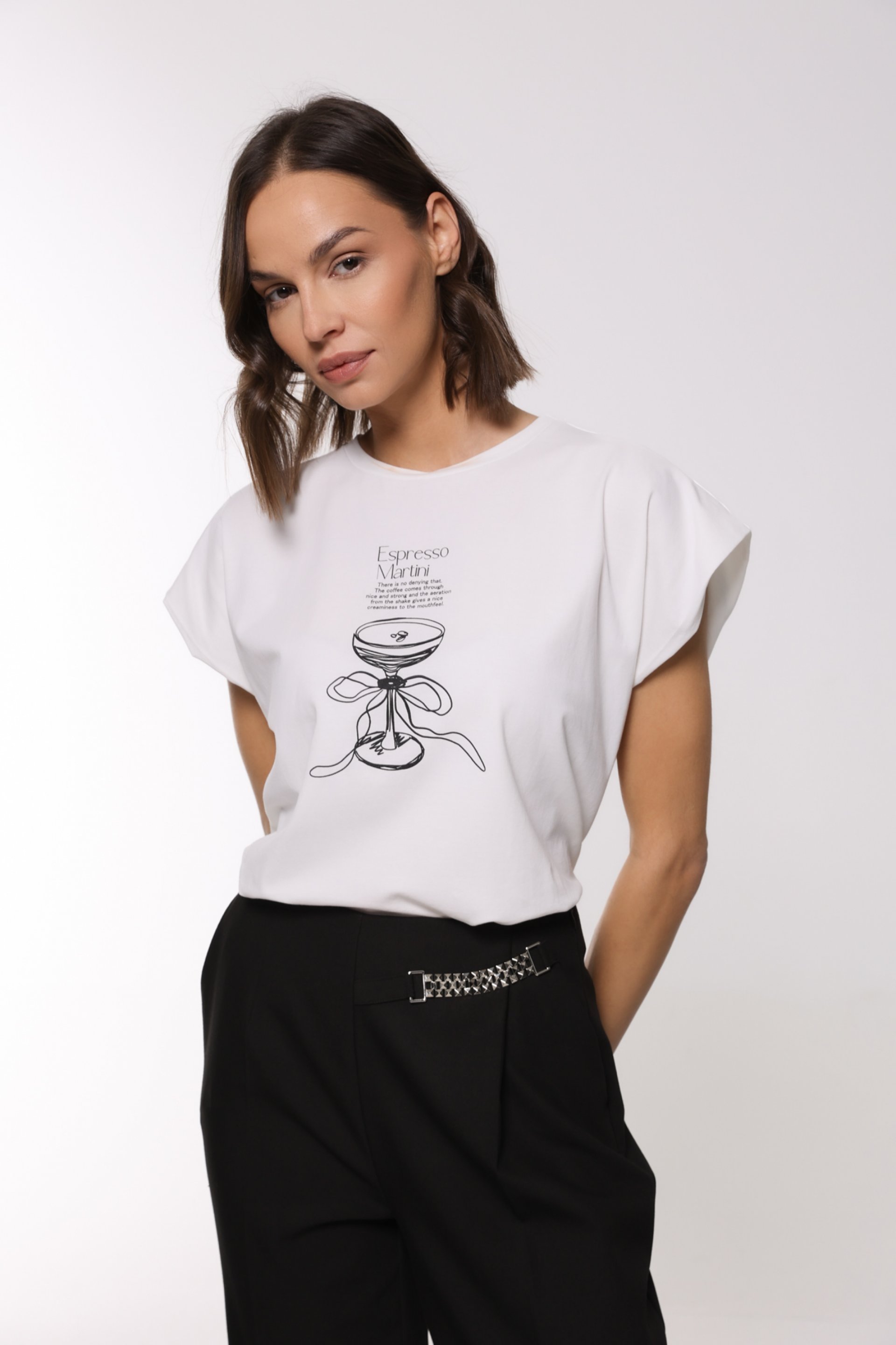 BELA MAJICA SA PRINTOM – PS Fashion, BELA MAJICA SA PRINTOM