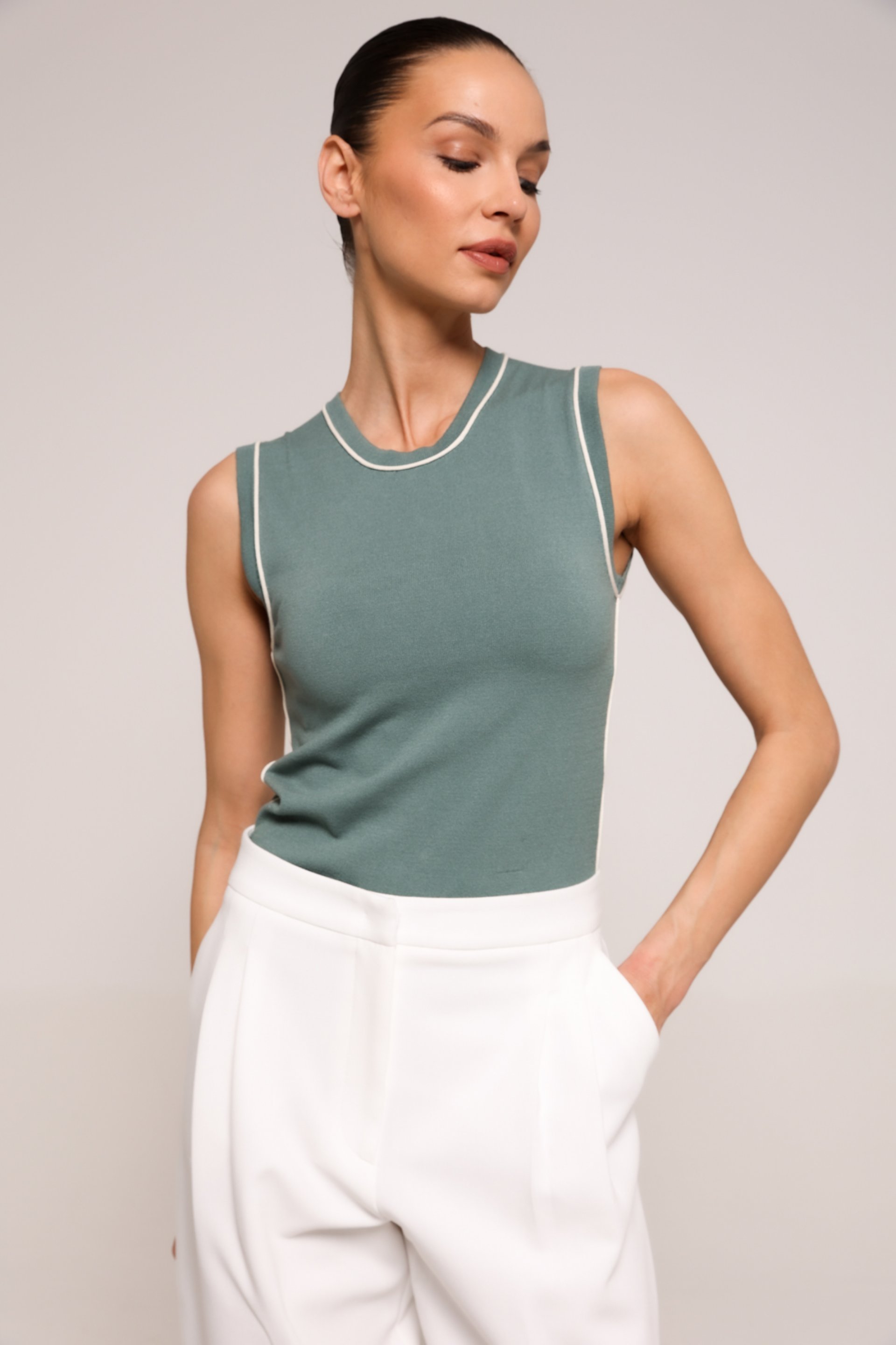 MAJICA BEZ RUKAVA SA KONTRASTNIM DETALJIMA – PS Fashion, MAJICA BEZ RUKAVA SA KONTRASTNIM DETALJIMA