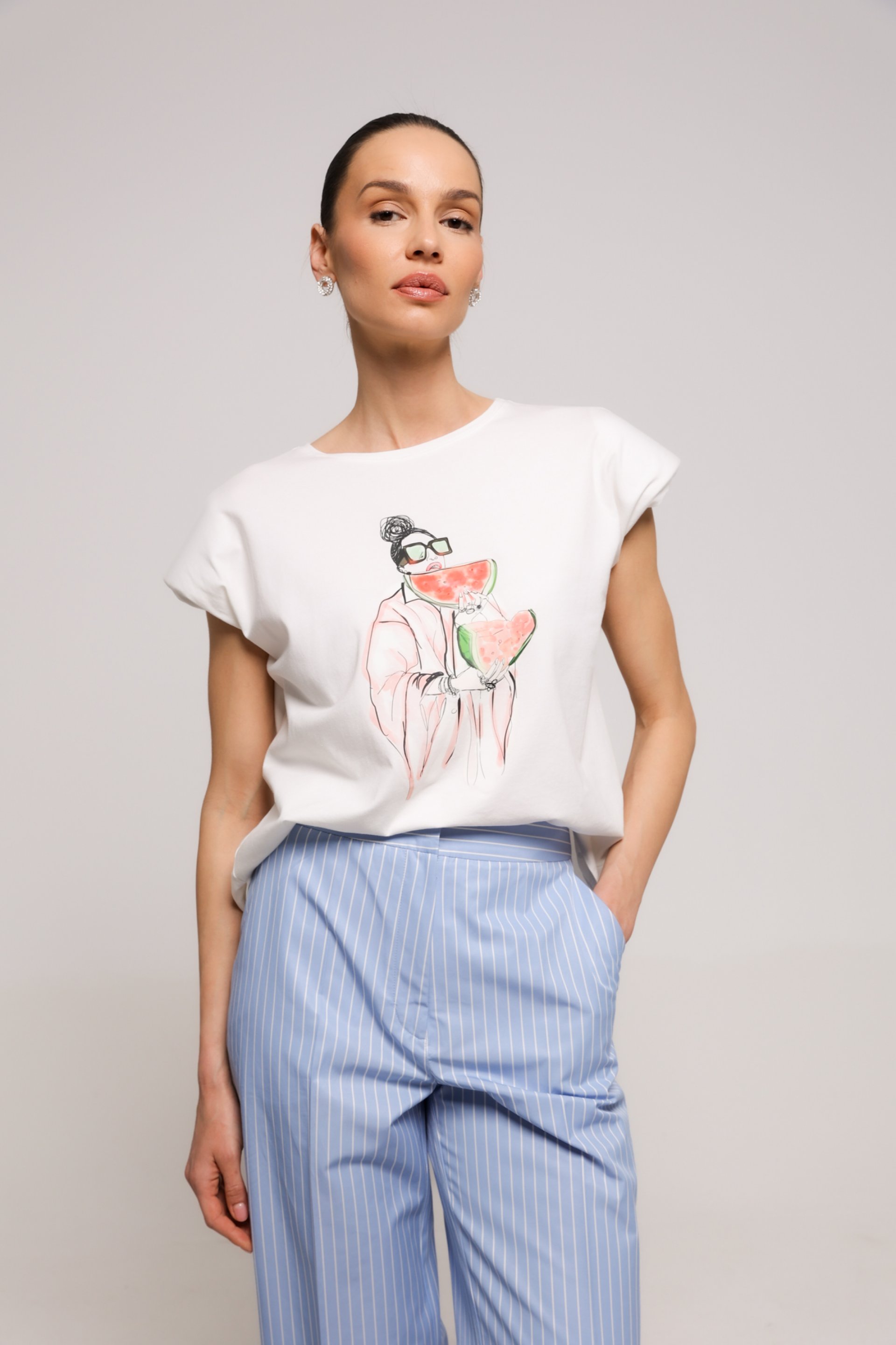 BELA MAJICA SA PRINTOM – PS Fashion, BELA MAJICA SA PRINTOM