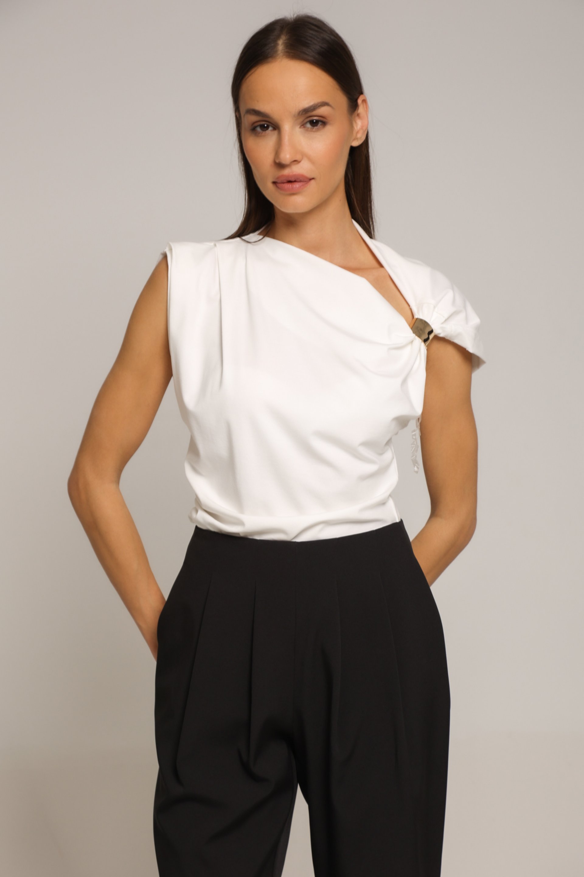 BELA MAJICA SA ZLATNIM DETALJEM – PS Fashion, BELA MAJICA SA ZLATNIM DETALJEM