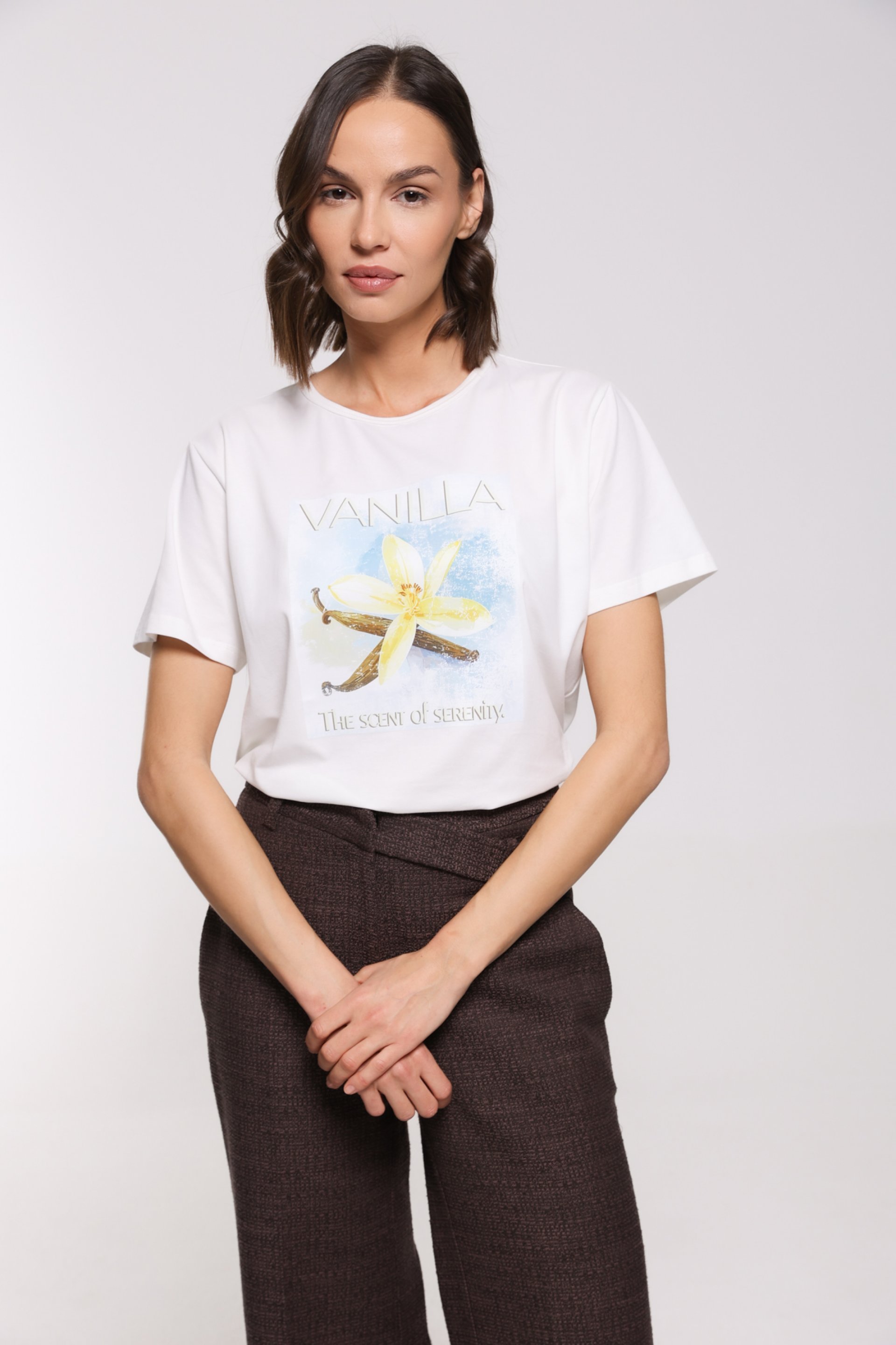 BELA MAJICA SA PRINTOM – PS Fashion, BELA MAJICA SA PRINTOM