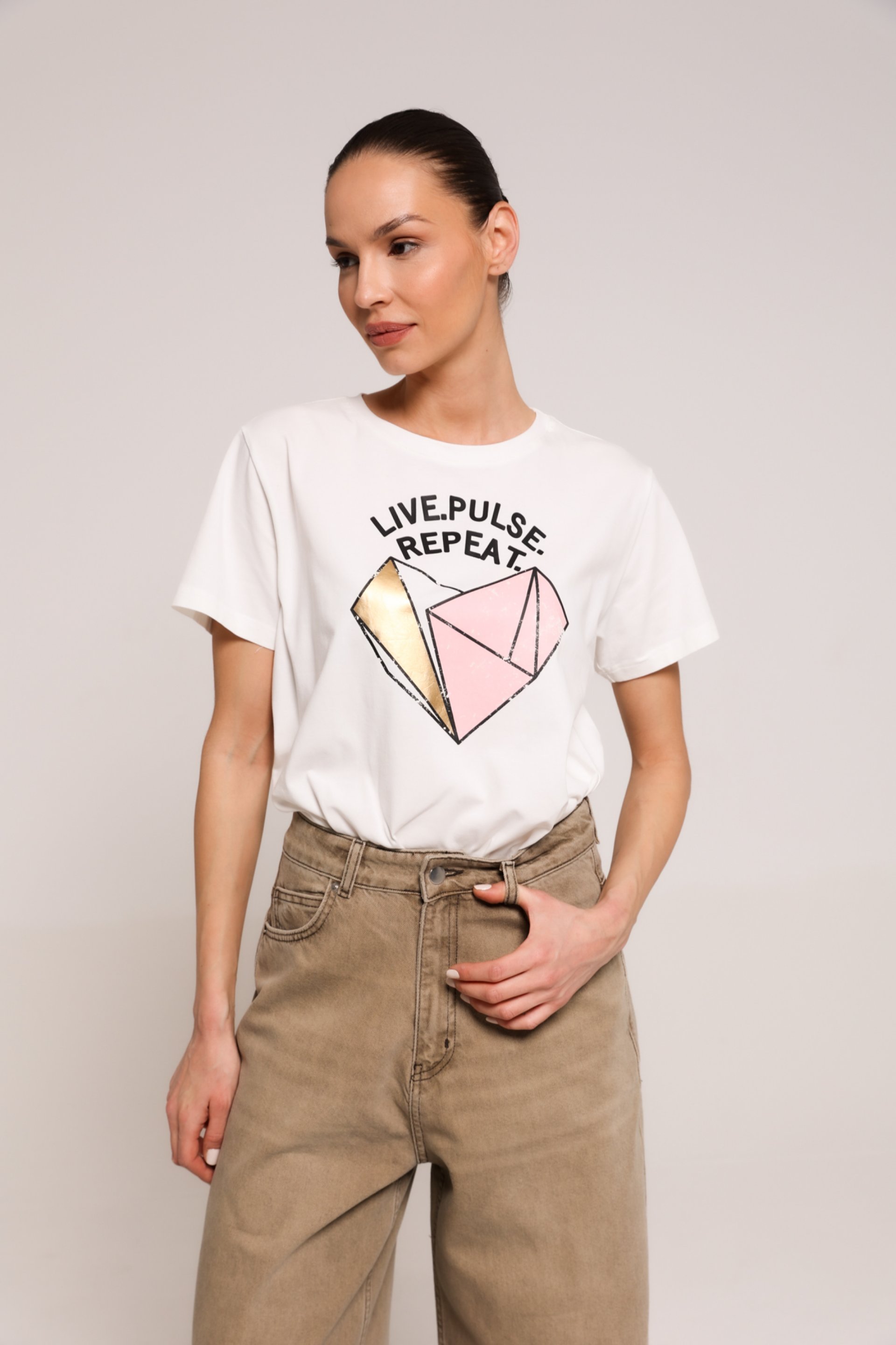 BELA MAJICA SA PRINTOM – PS Fashion, BELA MAJICA SA PRINTOM