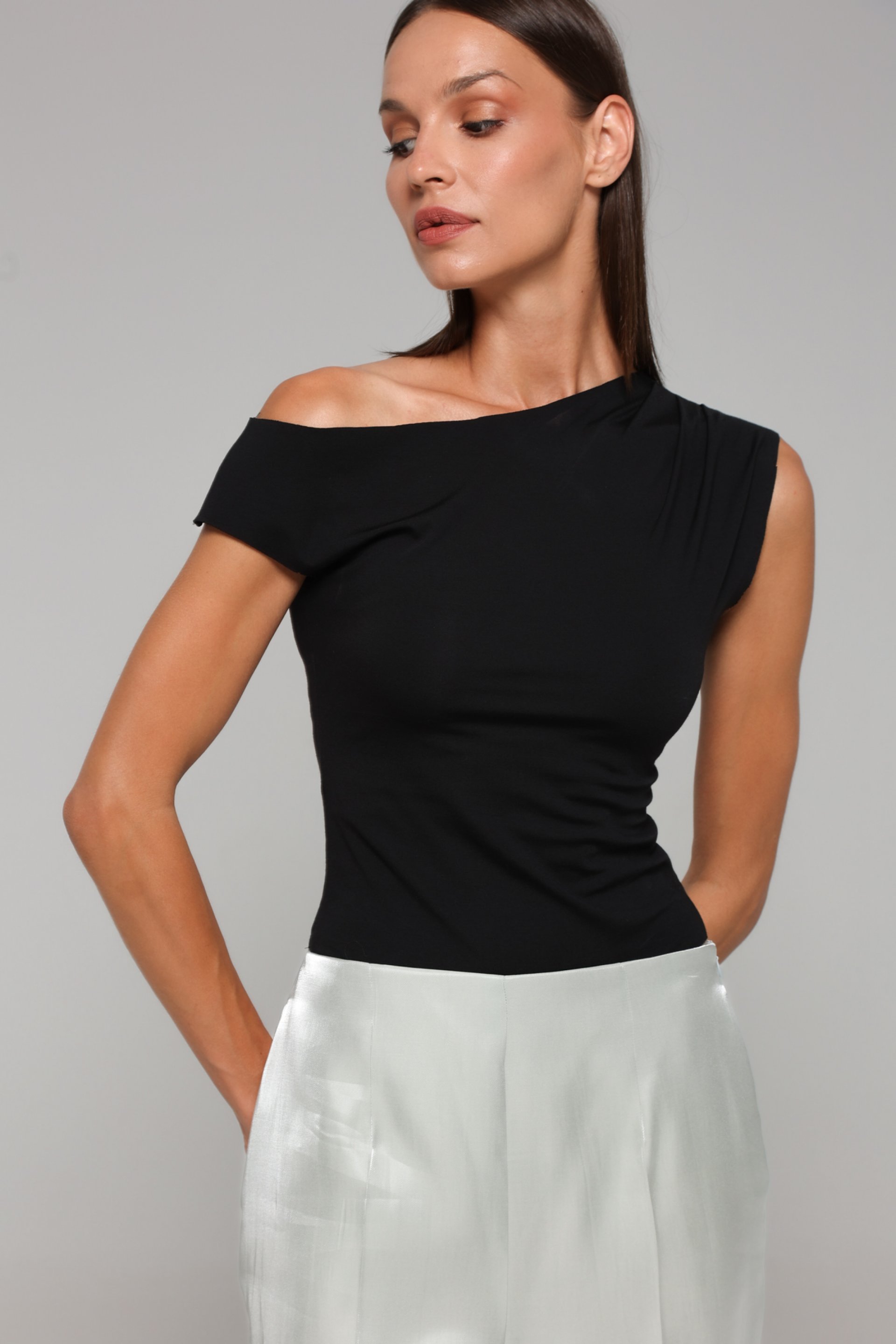 CRNI ASIMETRIČNI BODY – PS Fashion, CRNI ASIMETRIČNI BODY 