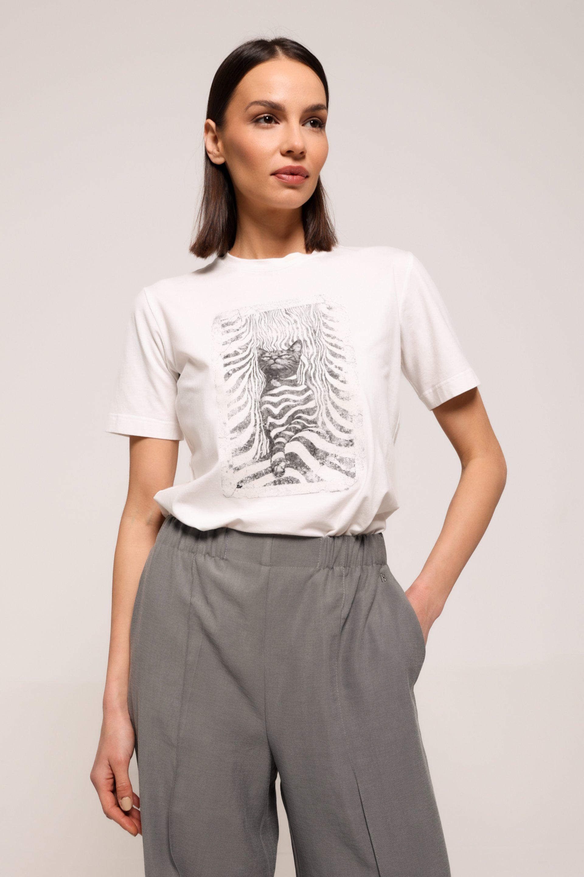 BELA MAJICA SA PRINTOM – PS Fashion, BELA MAJICA SA PRINTOM