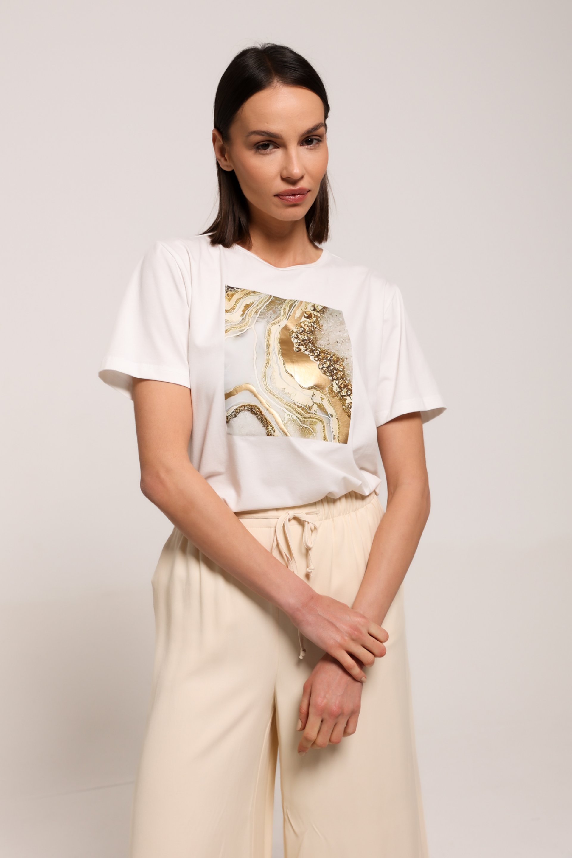 BELA MAJICA SA PRINTOM – PS Fashion, BELA MAJICA SA PRINTOM