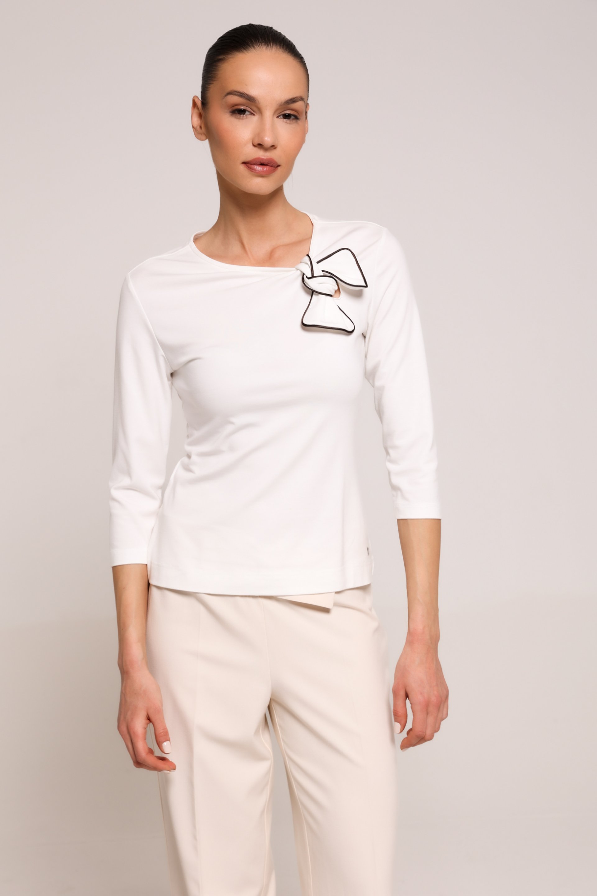 BELA MAJICA SA KONTRASTNOM MAŠNOM – PS Fashion, BELA MAJICA SA KONTRASTNOM MAŠNOM