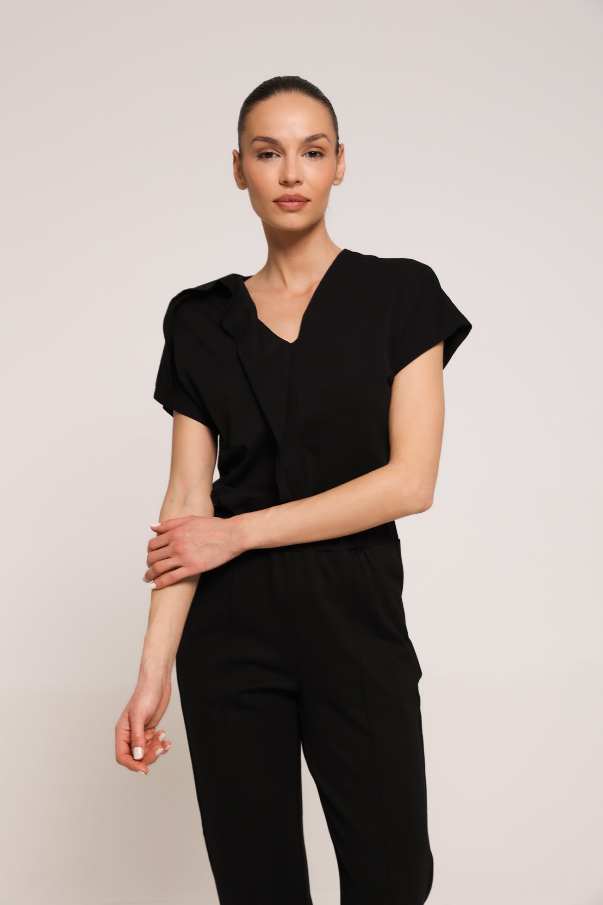 CRNA MAJICA SA V-IZREZOM – PS Fashion, CRNA MAJICA SA V-IZREZOM