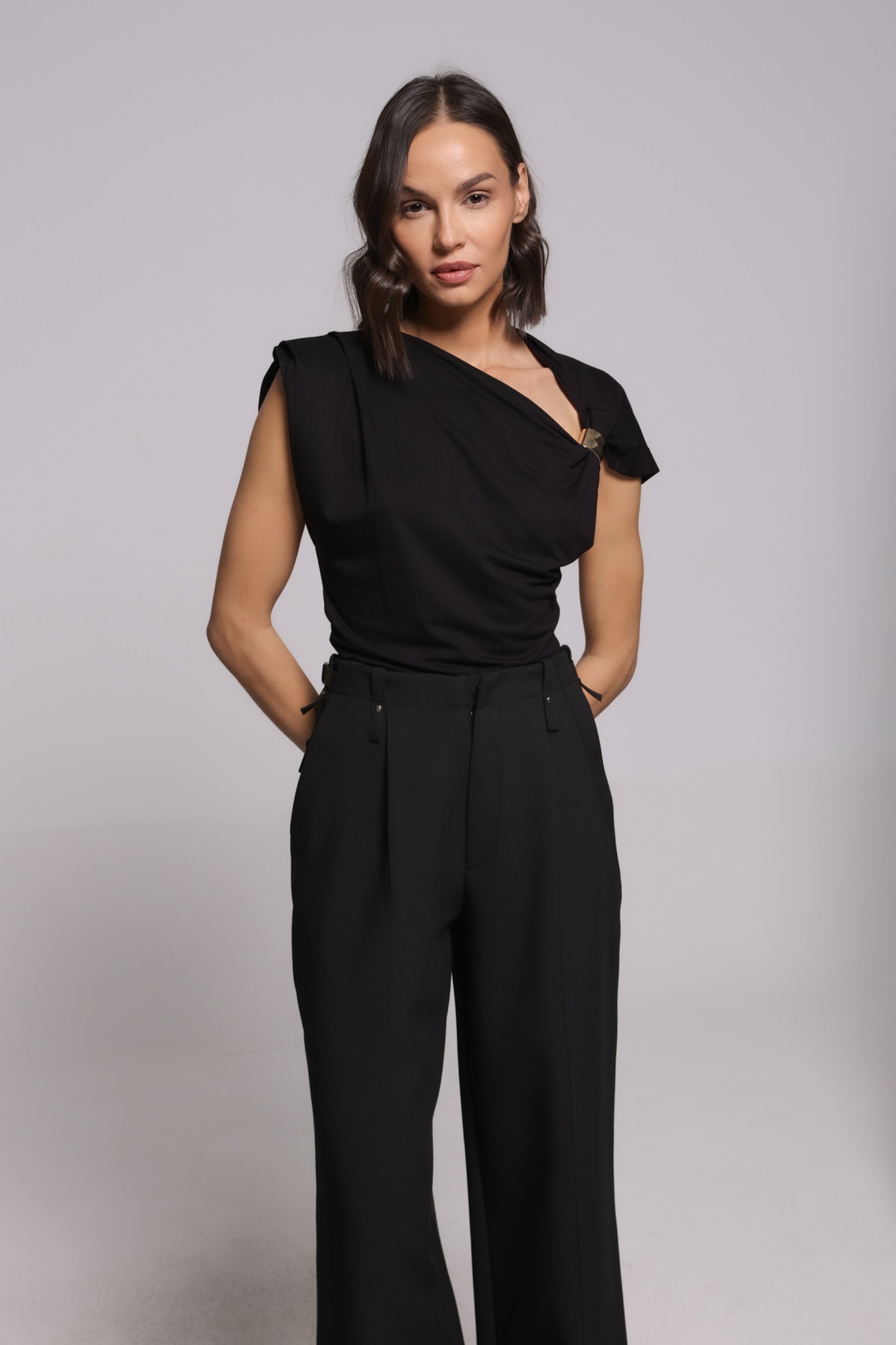 CRNA MAJICA SA ZLATNIM DETALJEM – PS Fashion, CRNA MAJICA SA ZLATNIM DETALJEM