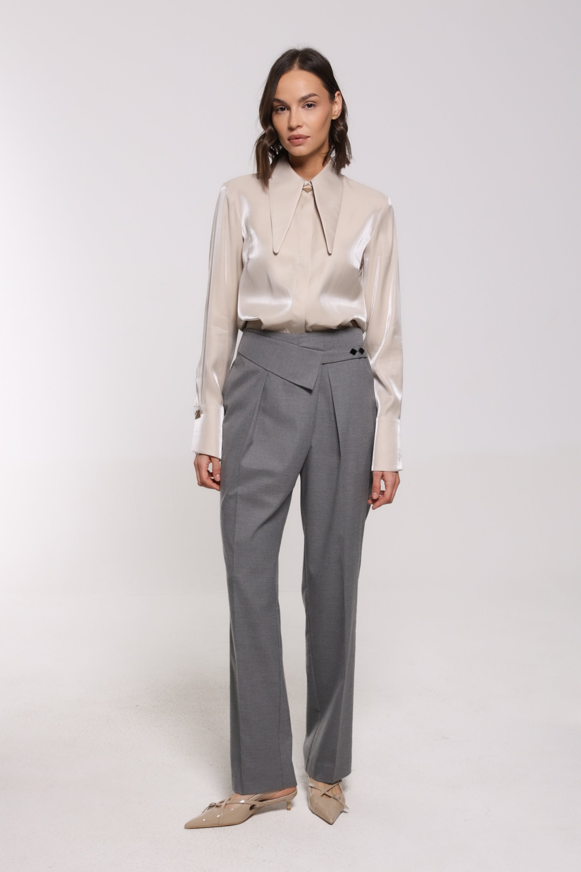 ELEGANTNE SIVE PANTALONE SA ASIMETRIČNIM DETALJEM – PS Fashion, ELEGANTNE SIVE PANTALONE SA ASIMETRIČNIM DETALJEM