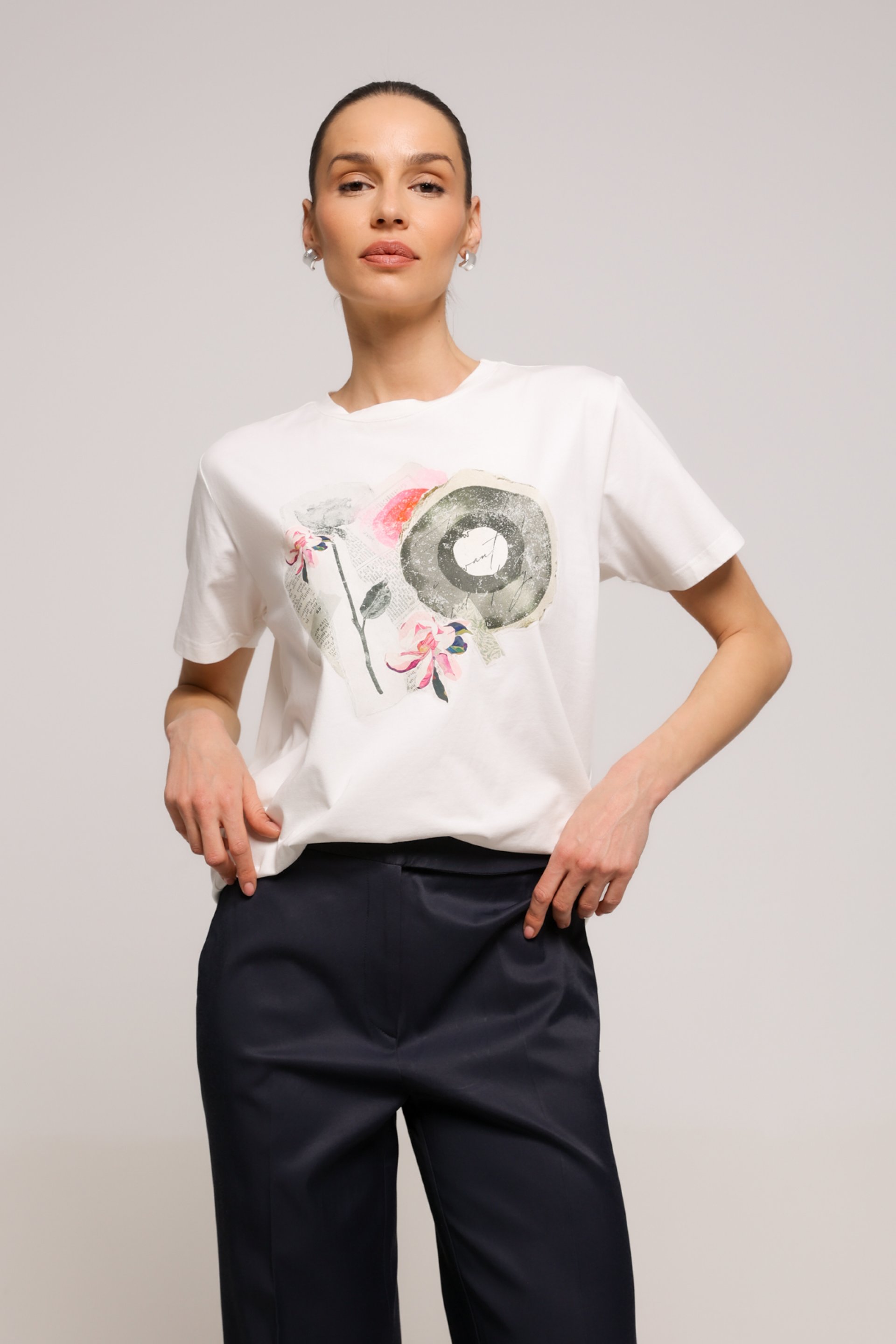 BELA MAJICA SA PRINTOM – PS Fashion, BELA MAJICA SA PRINTOM