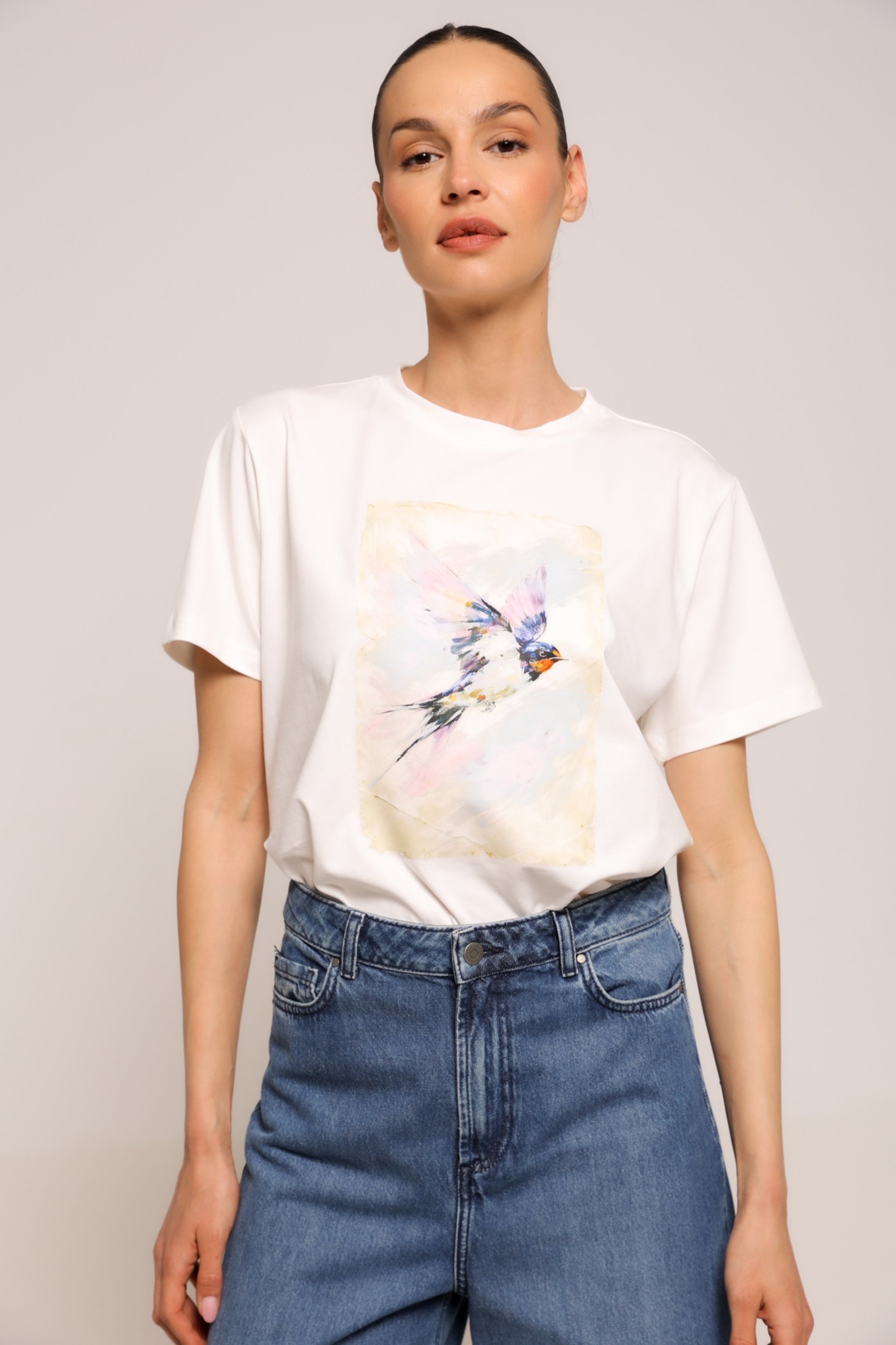 BELA MAJICA SA PRINTOM – PS Fashion, BELA MAJICA SA PRINTOM