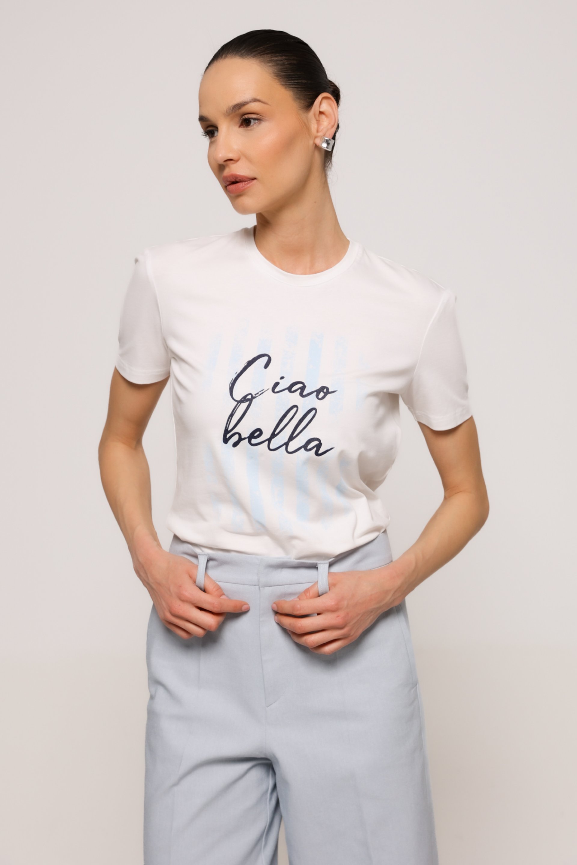 BELA MAJICA SA PRINTOM – PS Fashion, BELA MAJICA SA PRINTOM