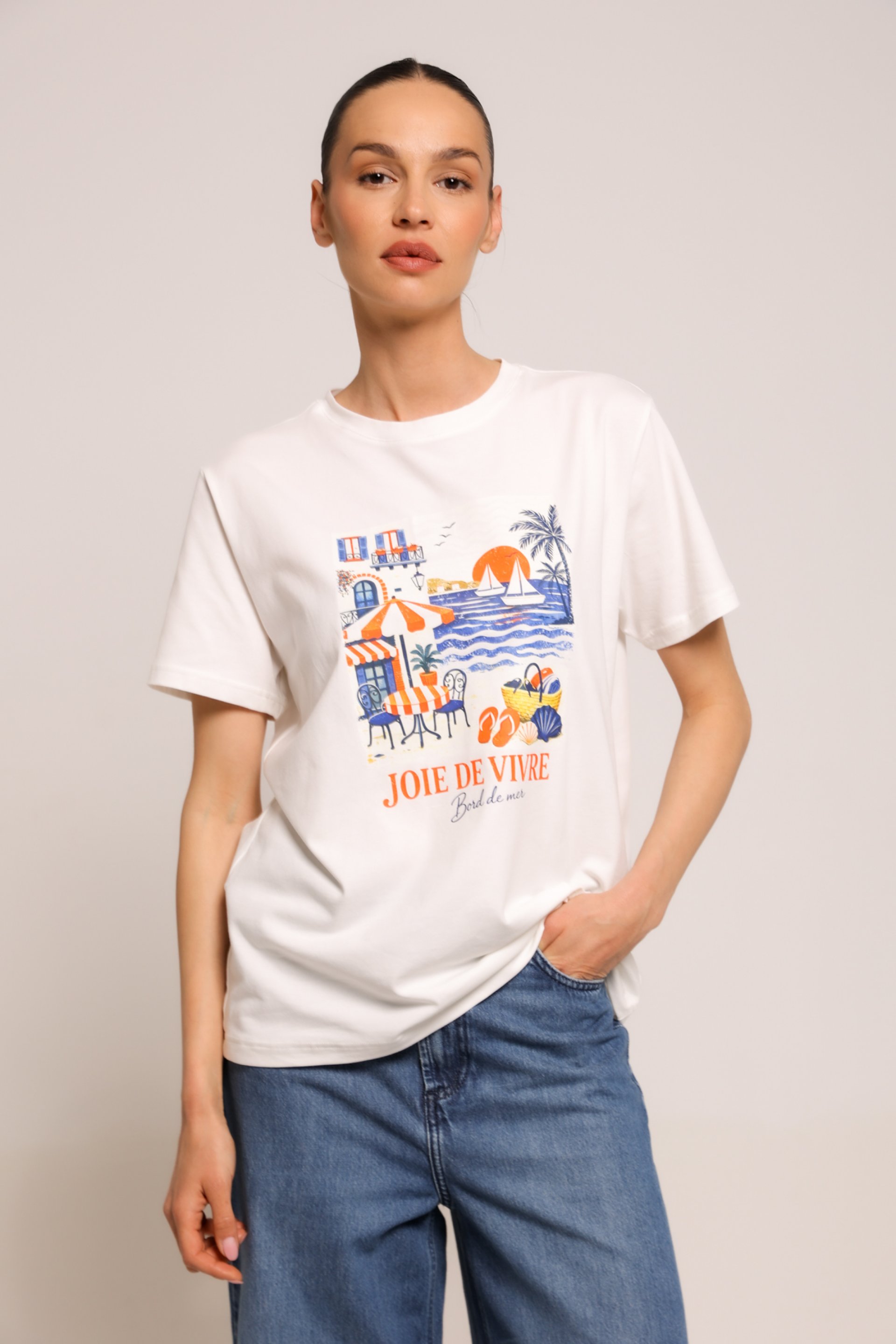 BELA MAJICA SA PRINTOM – PS Fashion, BELA MAJICA SA PRINTOM