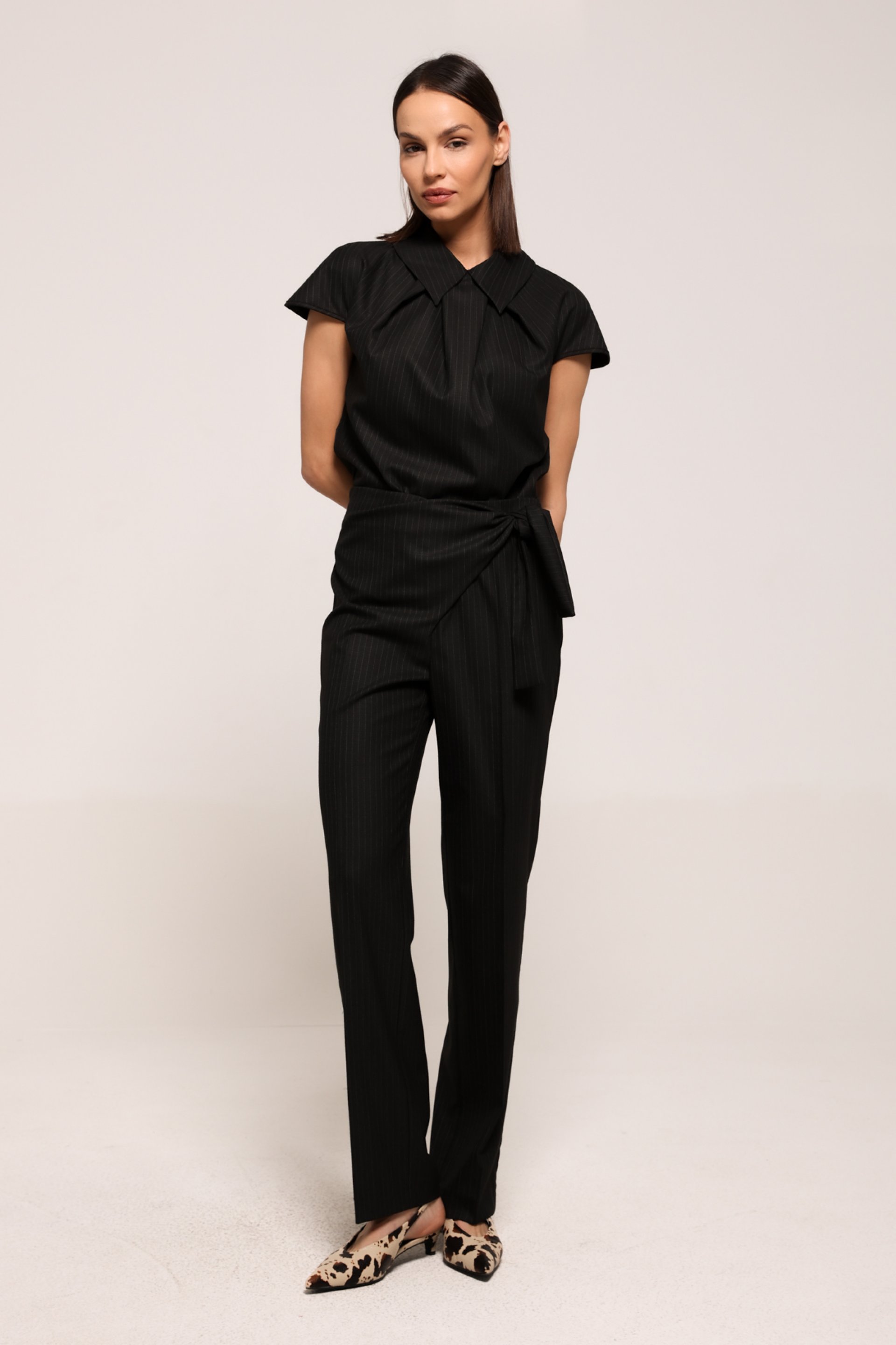 PRUGASTE CRNE PANTALONE SA VEZIVANJEM U STRUKU – PS Fashion, PRUGASTE CRNE PANTALONE SA VEZIVANJEM U STRUKU